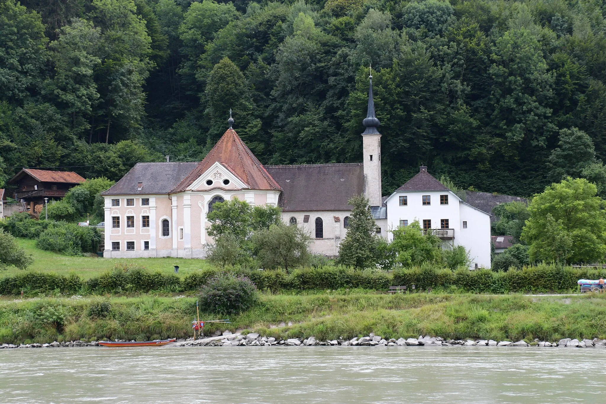 Photo showing: Kirche Maria Ach in der Gemeinde Hochburg-Ach, von der deutschen Seite der Salzach in Burghausen (Landkreis Altötting) aus gesehen