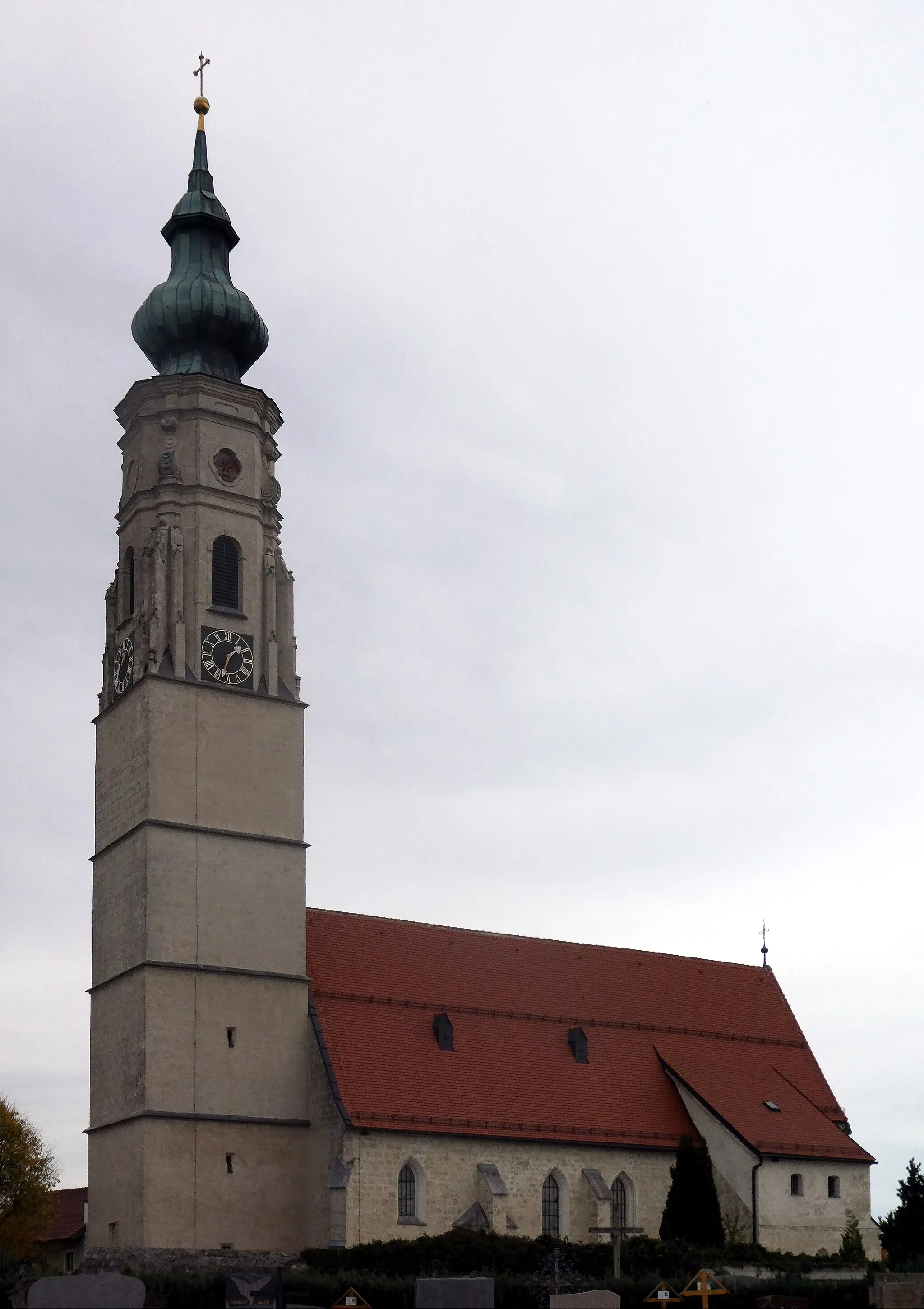 Photo showing: Hochburg (OÖ), Kirche Mariä Himmelfahrt von Südwesten gesehen.