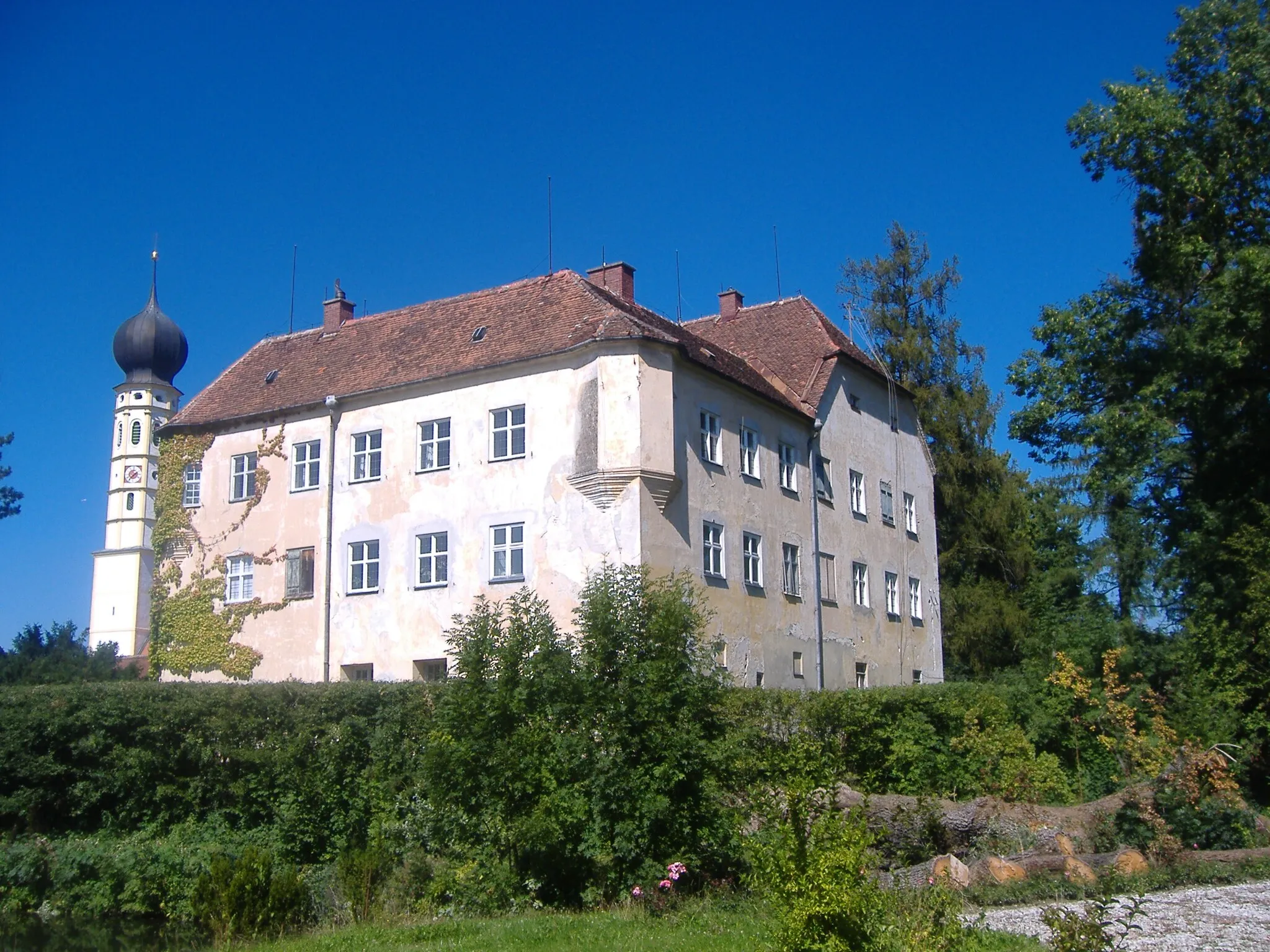 Photo showing: West-/Südseite Schloss Sulzemoos