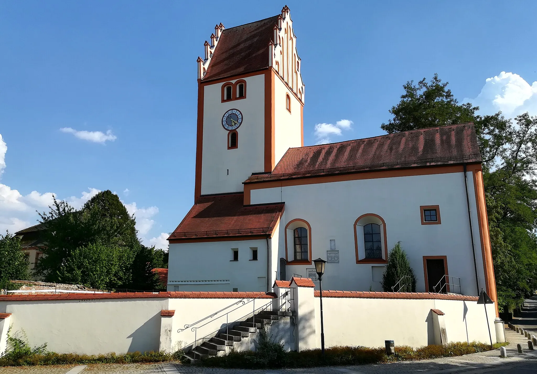 Photo showing: Die ehemalige katholische Pfarrkirche St. Johannes der Täufer (auch St. Johannes Baptist) in Rohrbach in der Hallertau entstand im 15. Jahrhundert an der Stelle eines gotischen Vorgängerbaus.