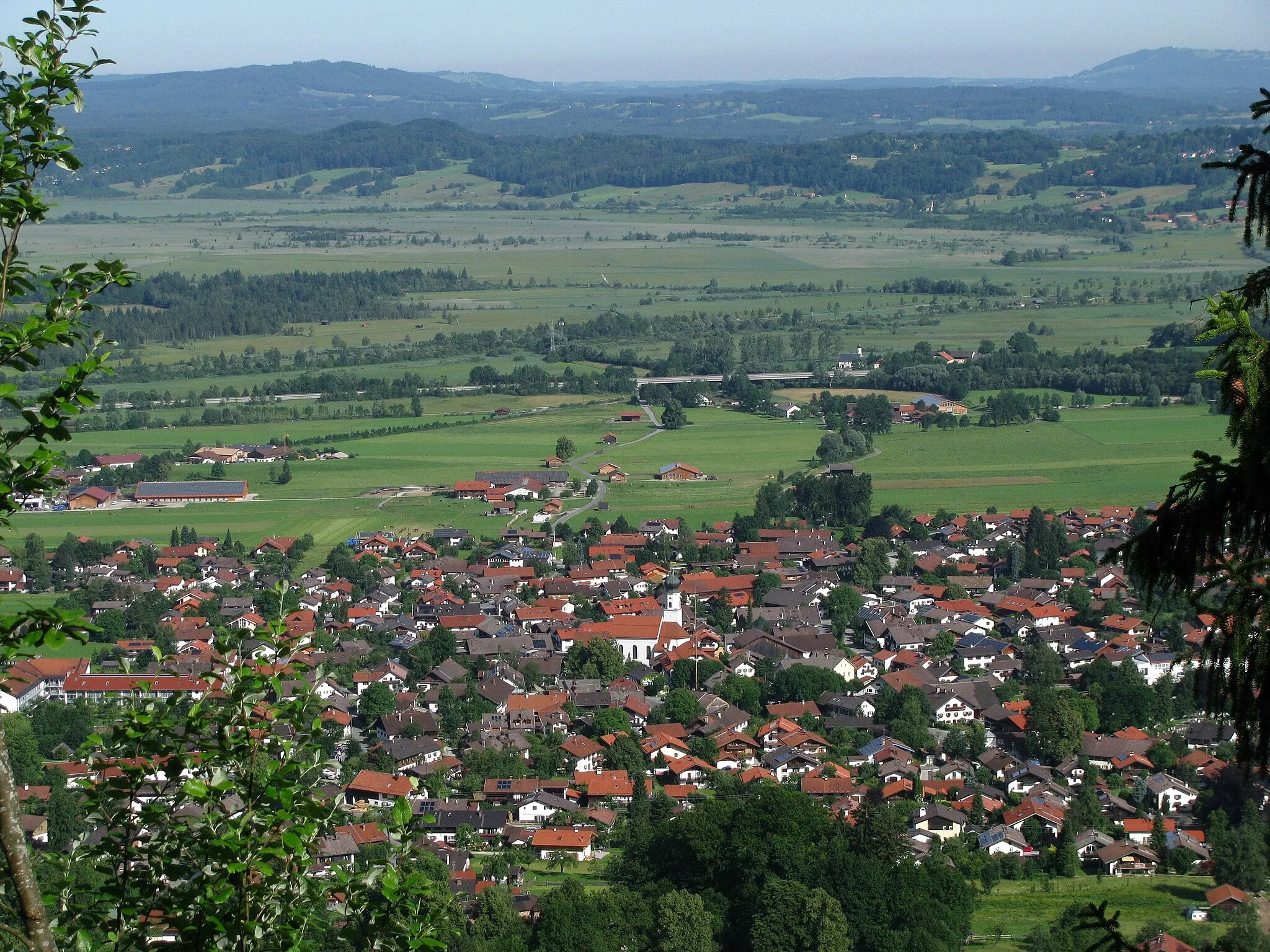 Photo showing: Burgstall Schaumburg; Ausblick Richtung Ohlstadt und Murnauer Moos.