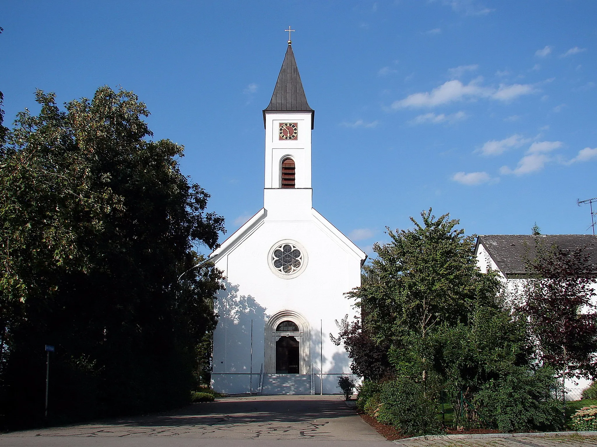 Photo showing: Katholische Pfarrkirche, neuromanischer Saalbau, errichtet nach Plänen Friedrich v. Gärtners, 1832-35; mit Ausstattung.