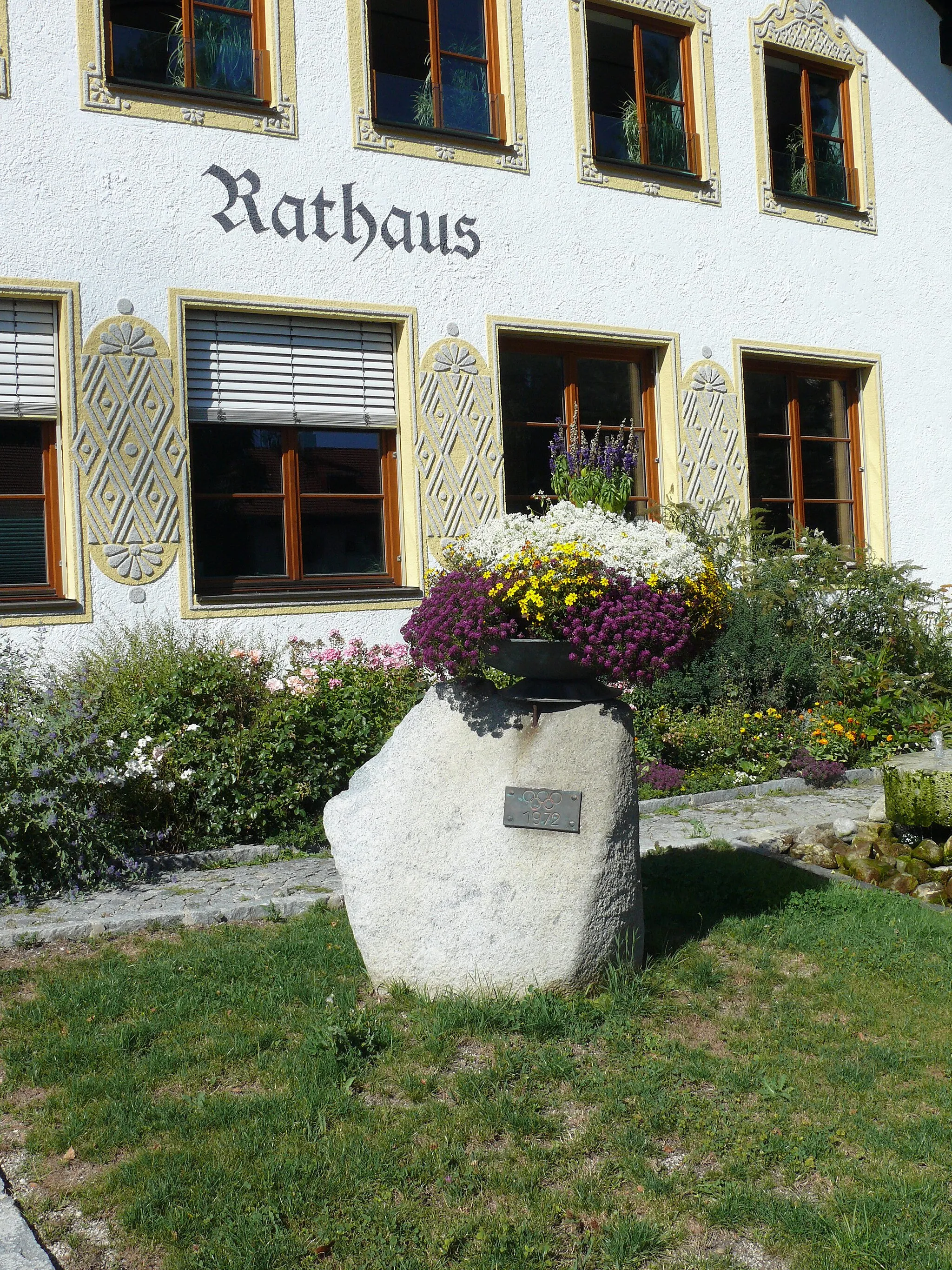 Photo showing: Reichersbeuern, Rathaus mit Wappen (signiert: „Hagn“) und Denkmal zur Erinnerung an die Olympischen Spiele 1972