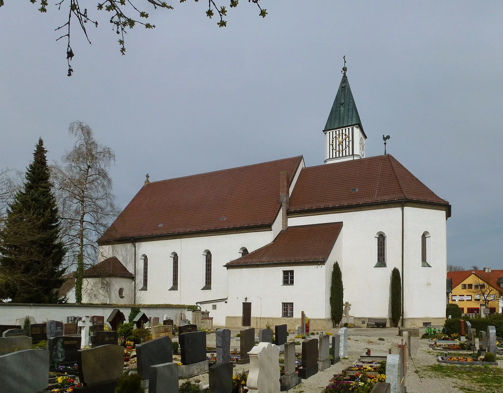 Photo showing: Emmering, katholische Pfarrkirche St. Johann Baptist & Evangelist mit dem südlichen Teil des Friedhofes. Ansicht von SO