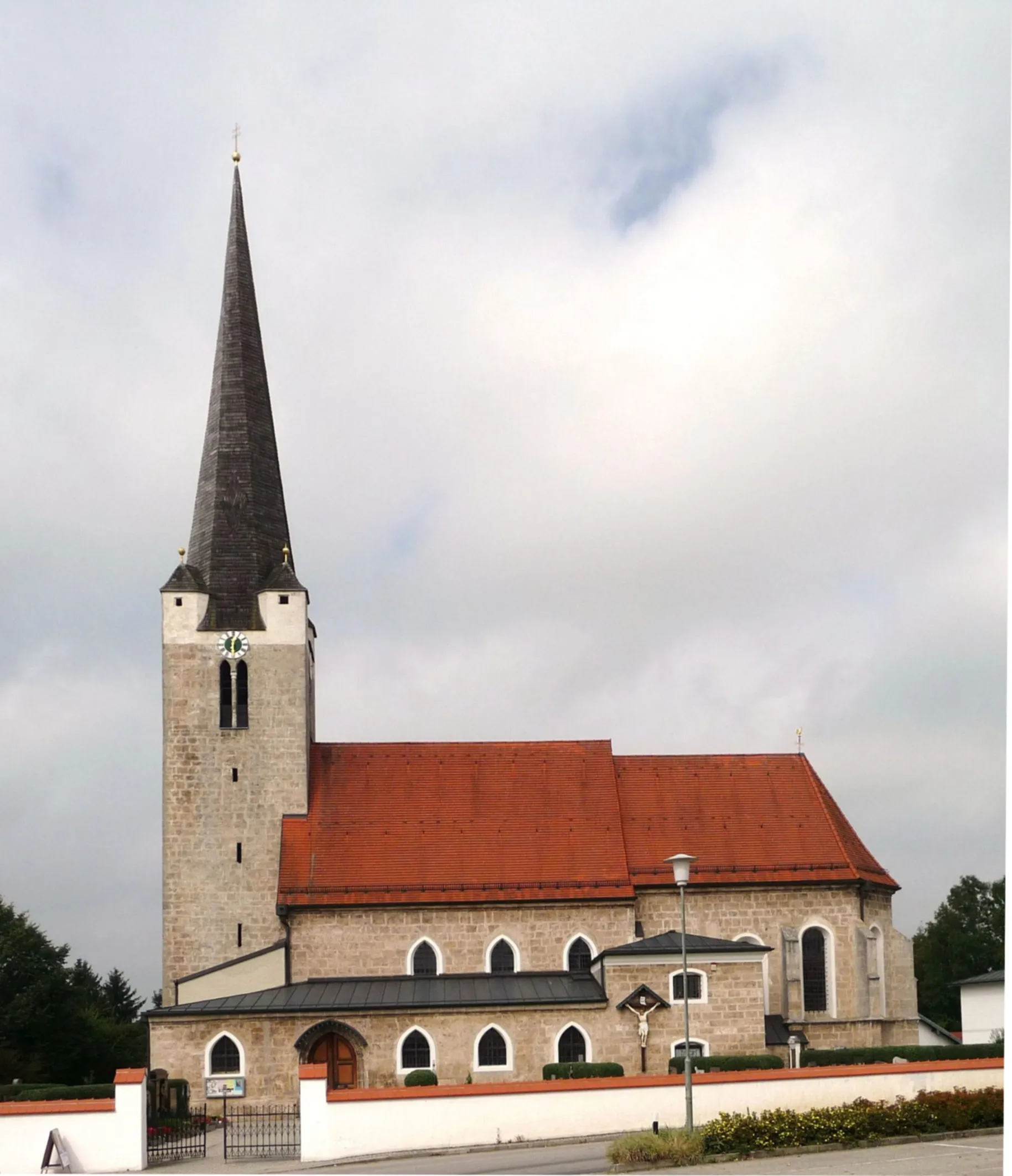 Photo showing: Die katholische Pfarrkirche St. Margareta in Oberneukirchen (Oberbayern)