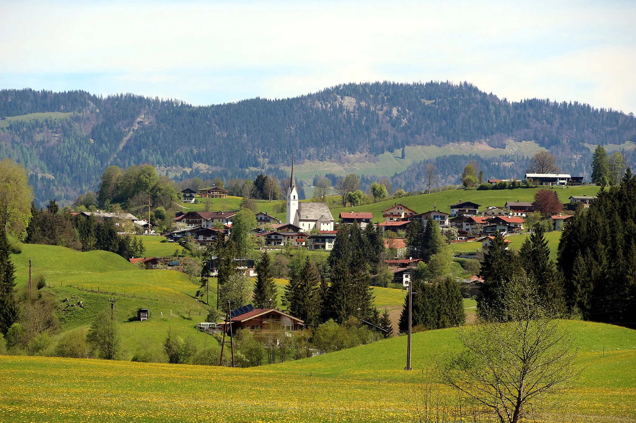 Photo showing: Schwendt mit Pfarrkirche im Zentrum, gesehen von Süden.