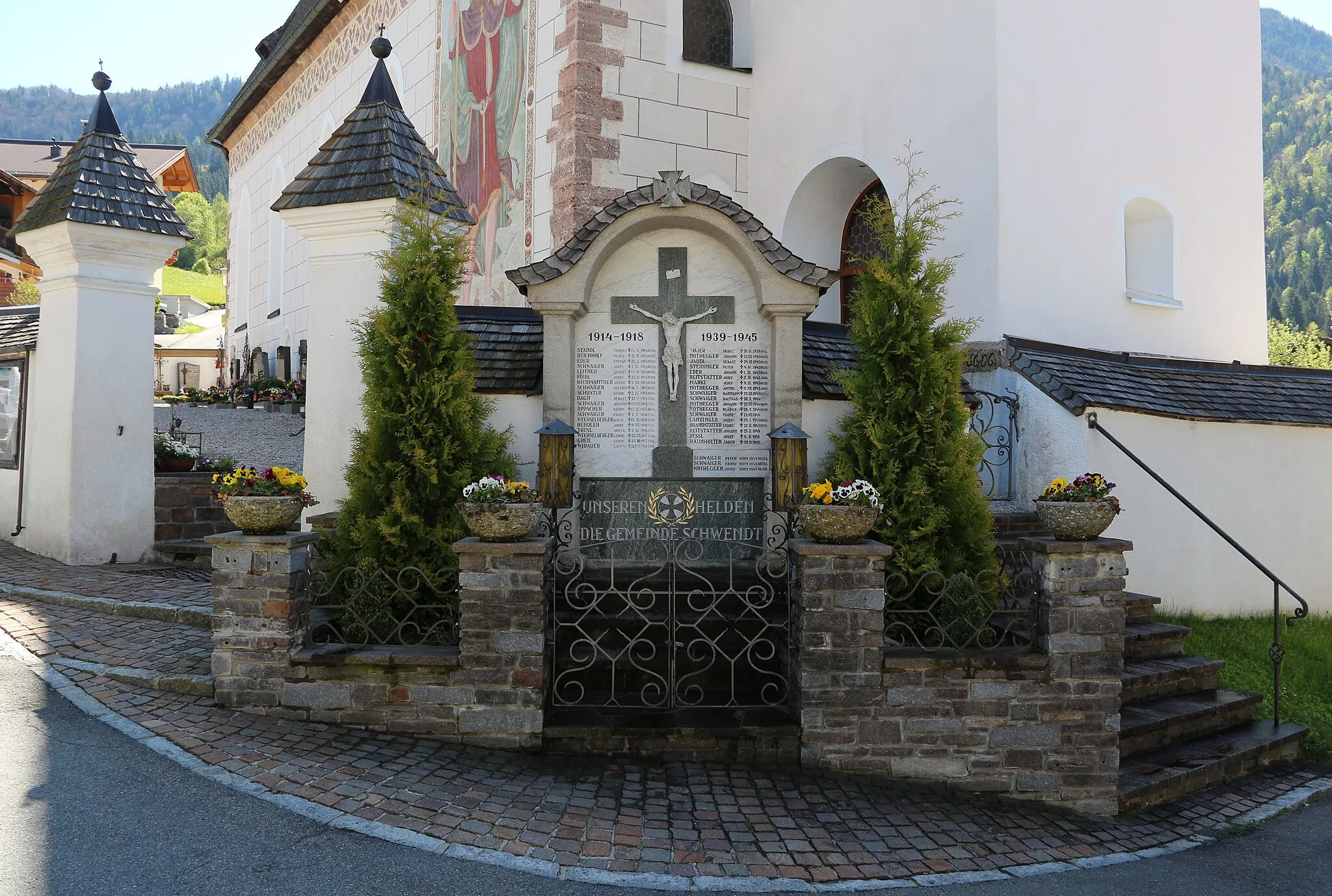 Photo showing: Kriegerdenkmal vor der Pfarrkirche in Schwendt, Tirol.