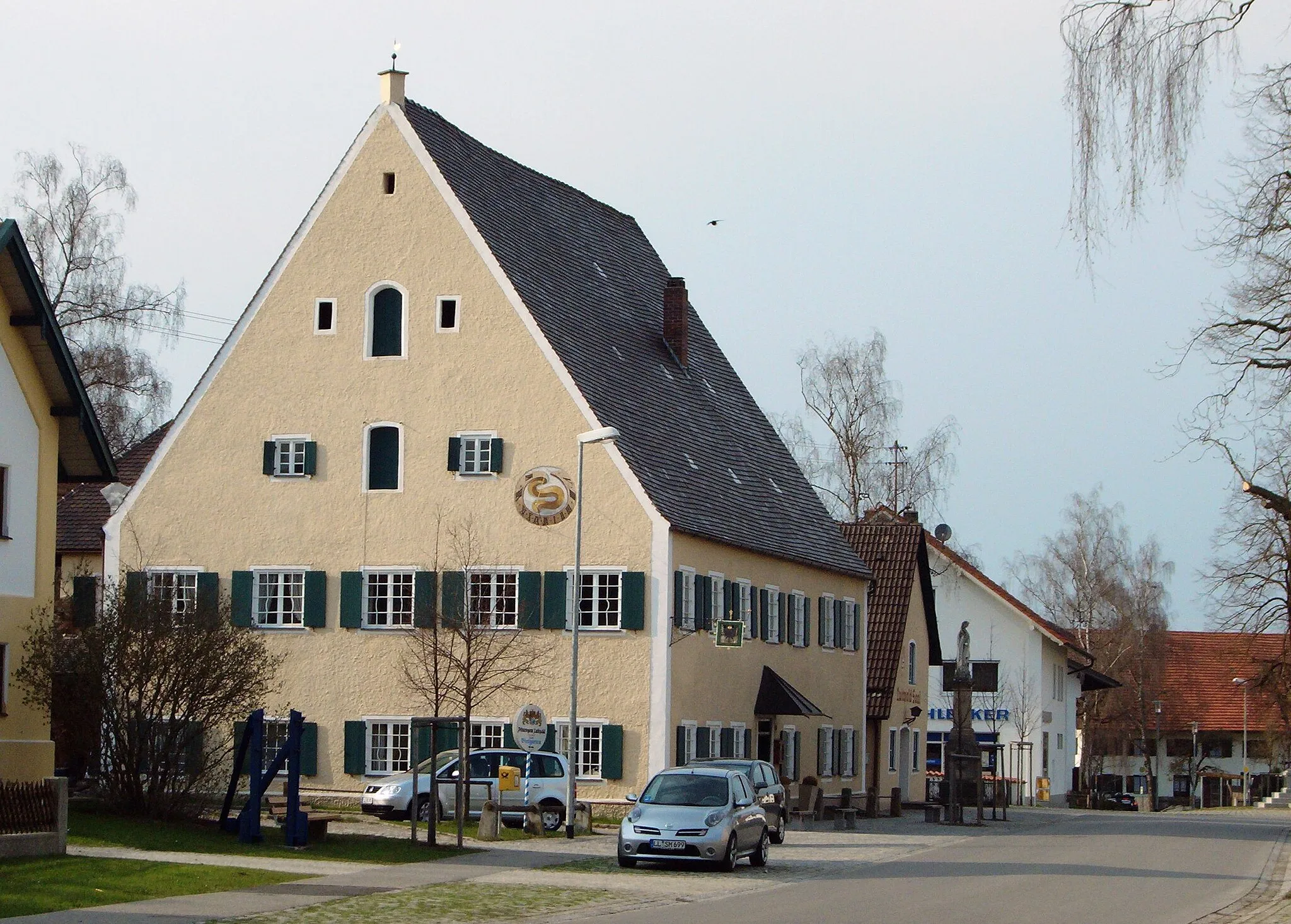 Photo showing: Leeder (Fuchstal), exterior view of Luitpold Inn, a former tavern dating back to the 2nd half of the 16th century.