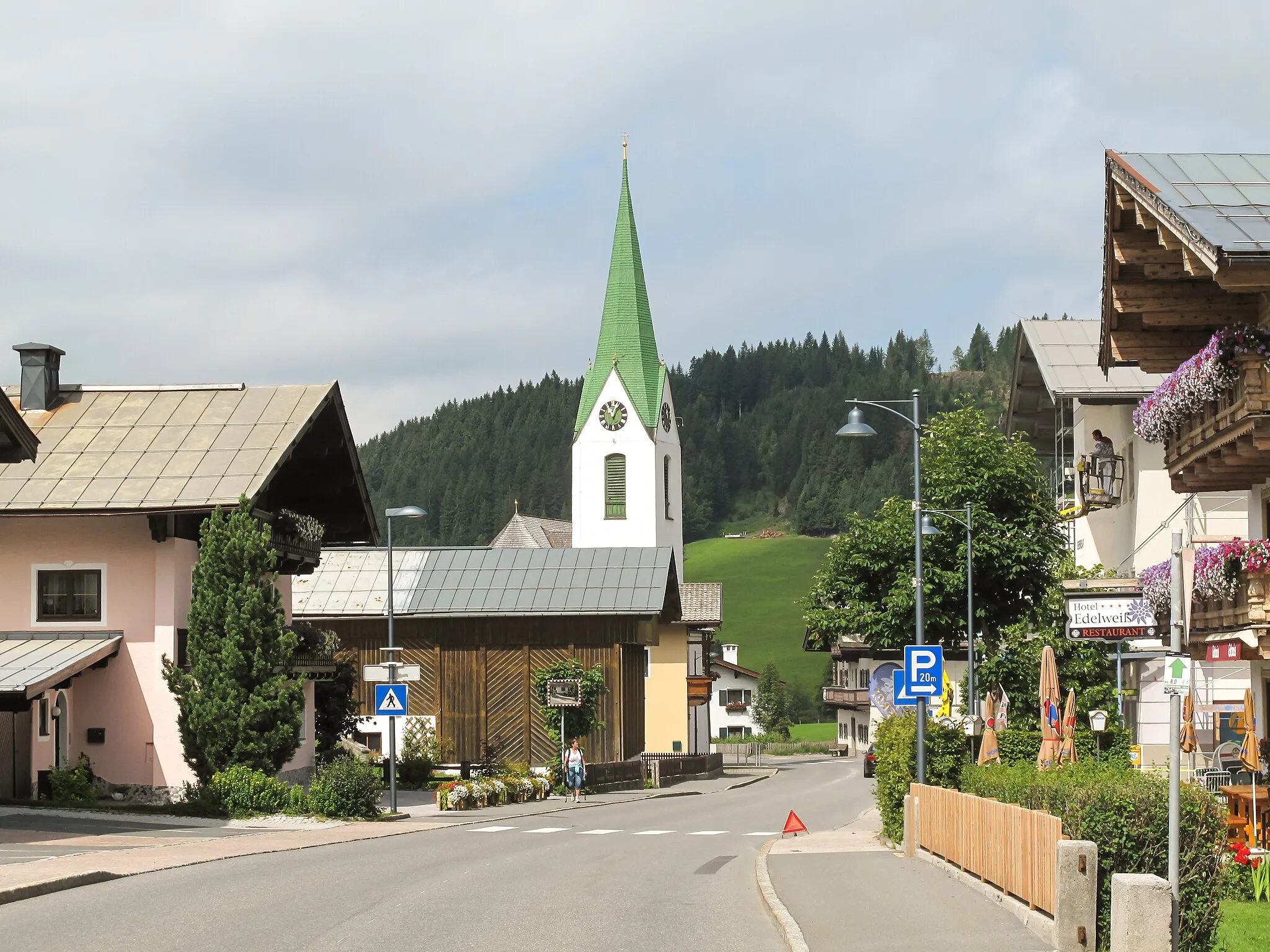 Photo showing: Hochfilzen,church  (Katholische Pfarrkirche Unsere Liebe Frau Maria Schnee) in a street