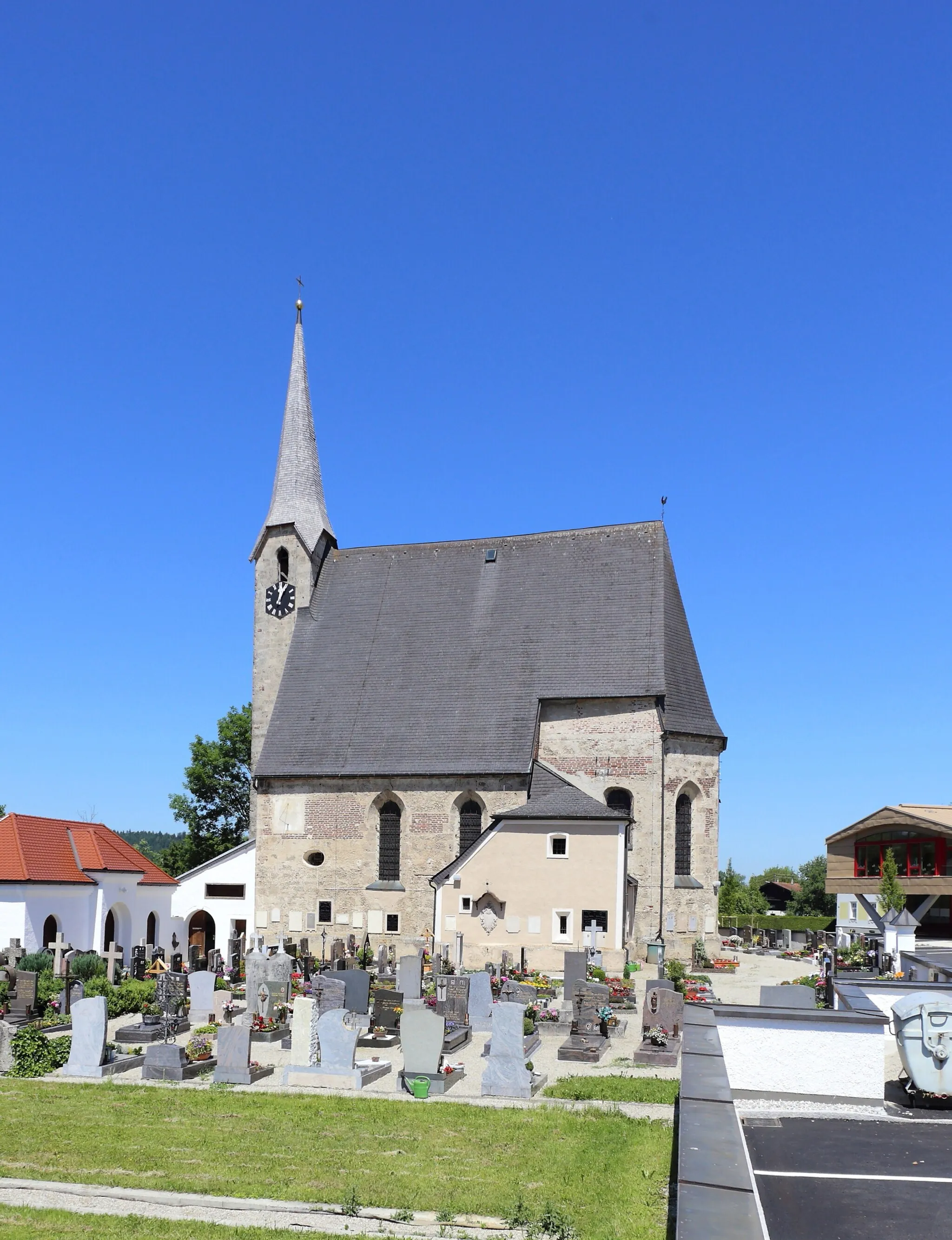 Photo showing: Südansicht der katholischen Pfarrkirche hl. Johannes in der oberösterreichischen Gemeinde Pfaffstätt. Eine gotische Kirche, die im Inneren barockisiert wurde.