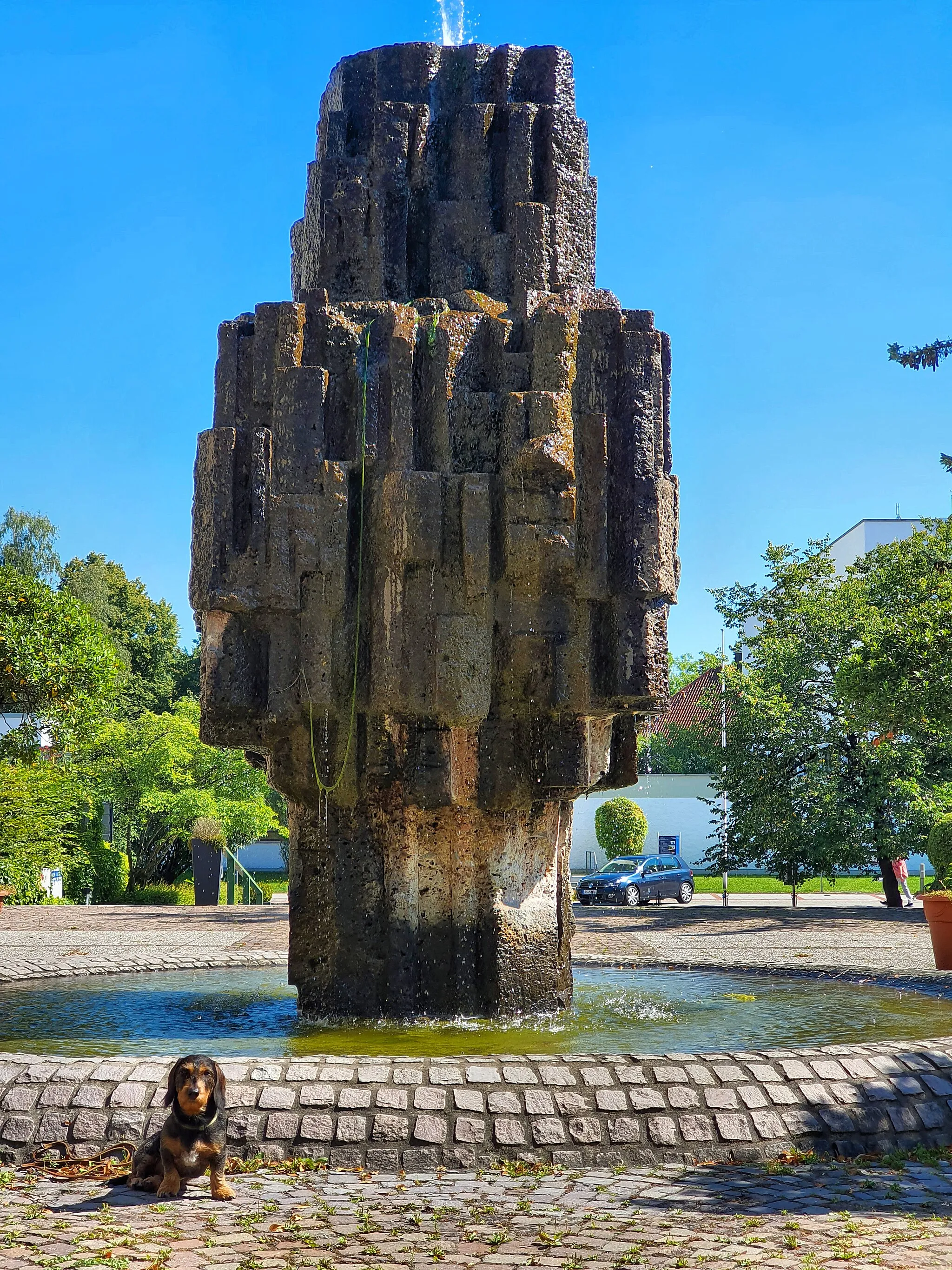 Photo showing: Brunnen am Alois-Harbeck-Platz, errichtet 1972 von Anna und Alois Harbeck, fotografiert im Sommer 2020 in der Stadt Puchheim, Landkreis Fürstenfeldbruck