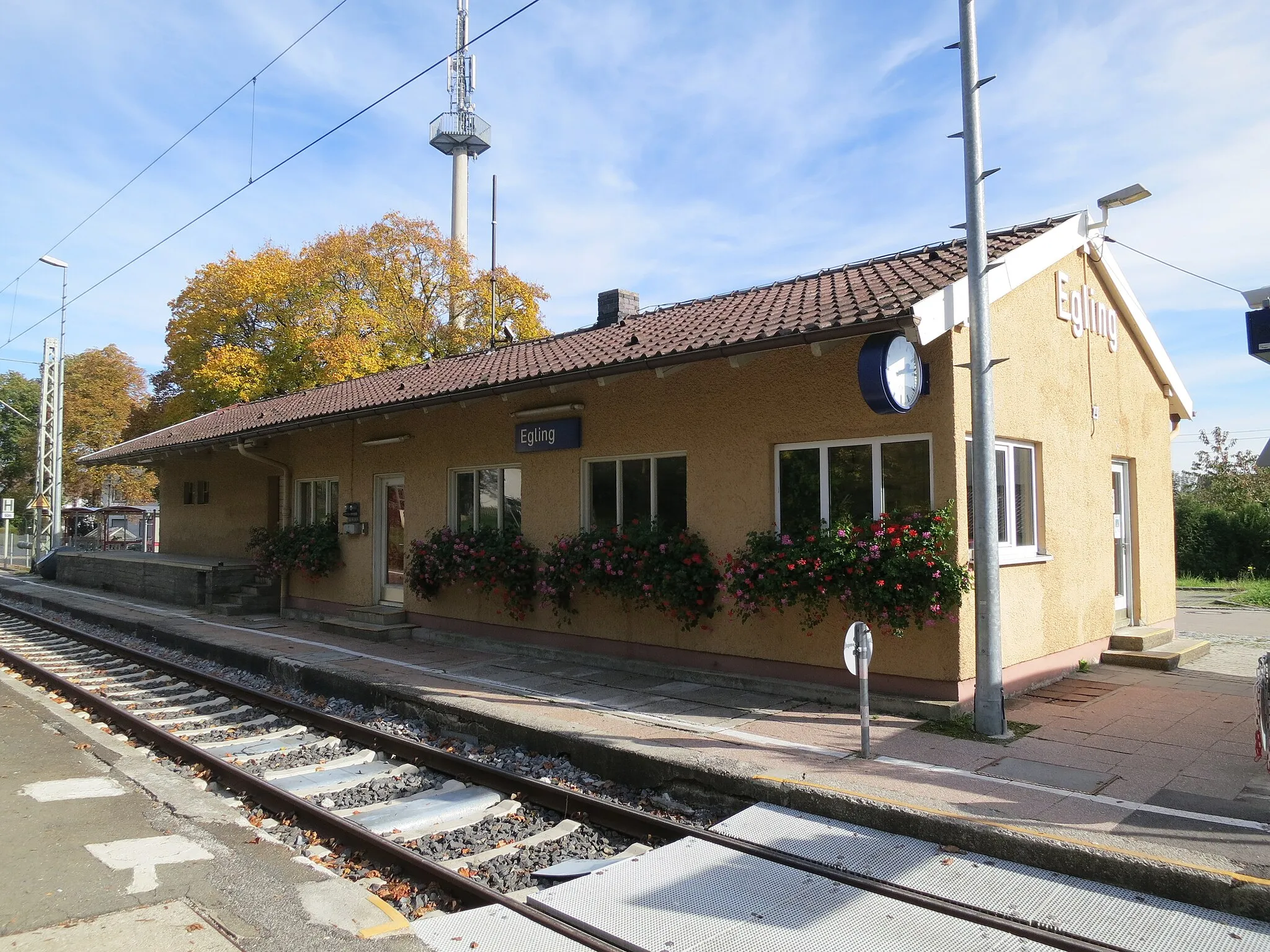 Photo showing: Empfangsgebäude des Bahnhofs Egling an der Ammerseebahn von der Gleisseite