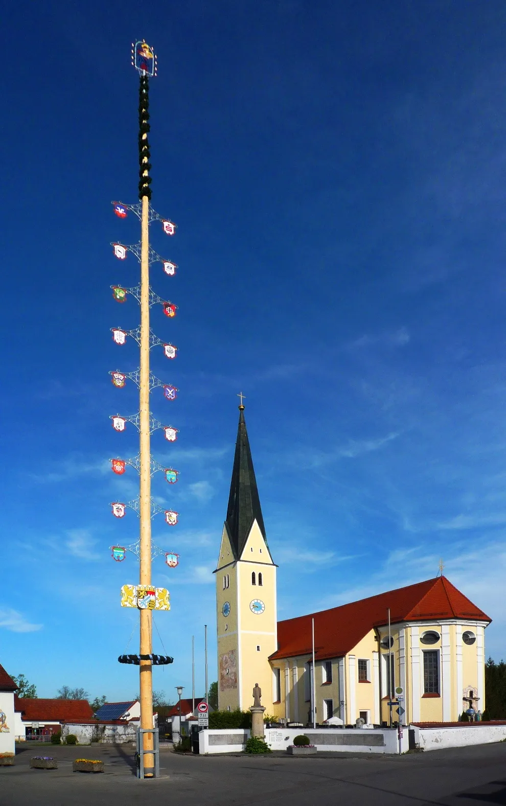 Photo showing: Maibaum der Paartaler Dirndl und Burschn in Waidhofen am Kirchplatz