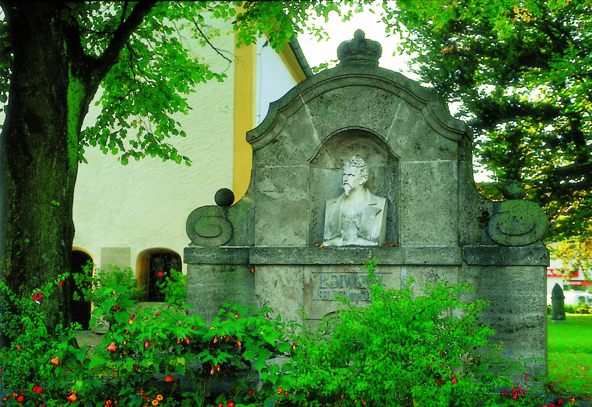 Photo showing: Der König-Ludwig II.-Brunnen am Kirchplatz in Grassau, neubarock, 1912 zum Gedenken an die Gefallenen der Kriege von 1866 und 1870/71 errichtet.
