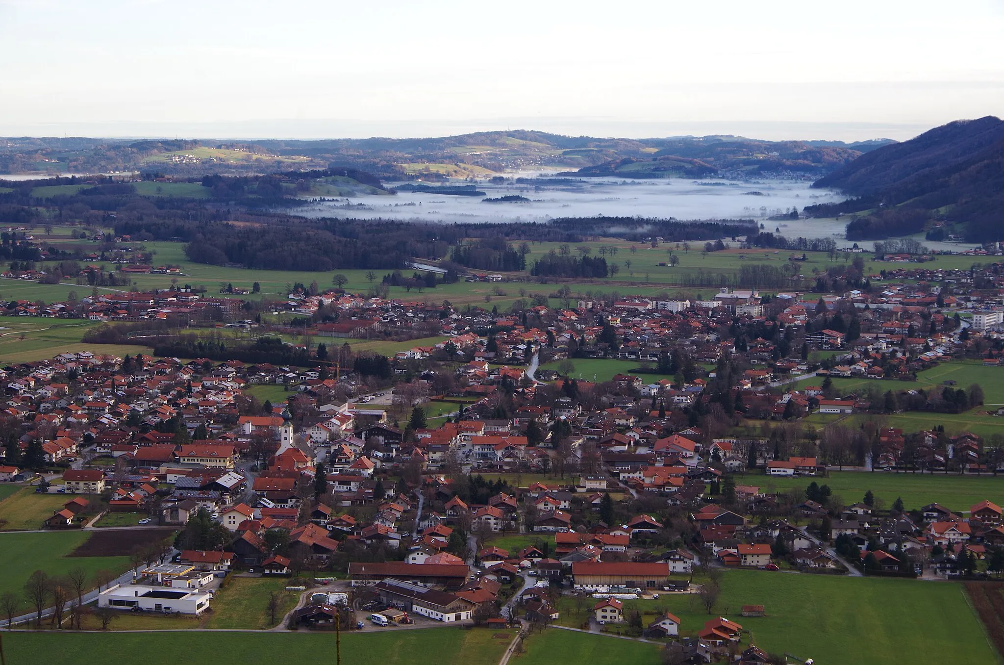 Photo showing: Blick auf Grassau von der Zeppelinhöhe. Im Hintergrund unter Nebel das Egerndacher Filz.