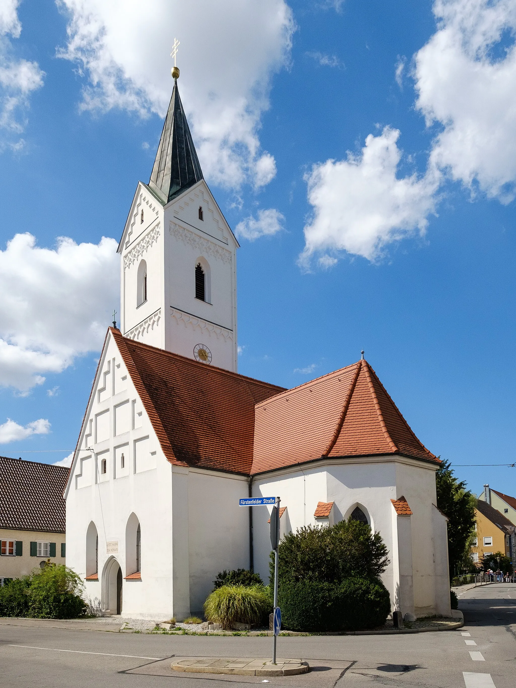 Photo showing: St. Leonhard im Sommer 2022, Stadtzentrum Fürstenfeldbruck. Ansicht von der Fürstenfelder Straße.