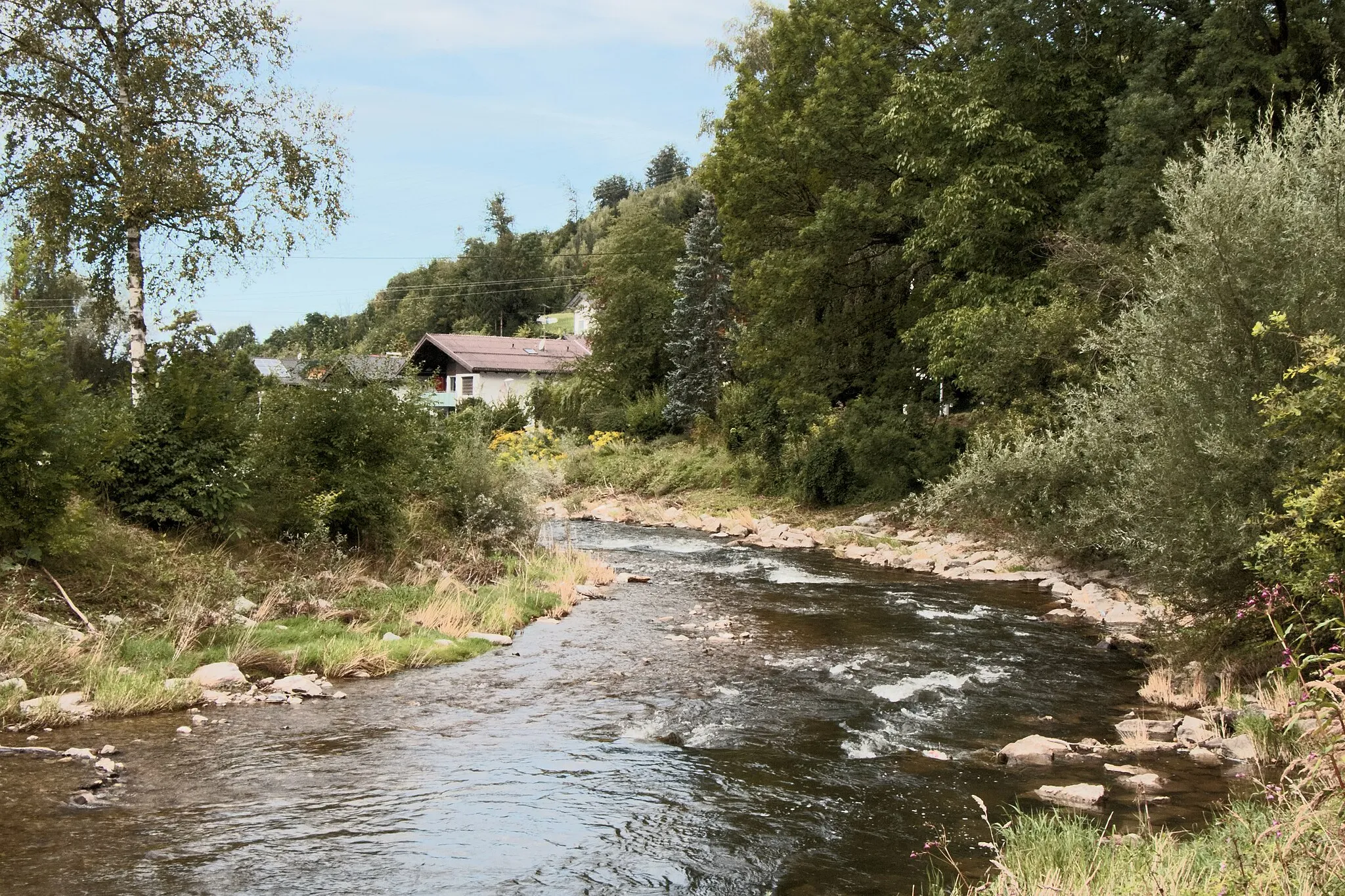 Photo showing: Bergheim (Bezirk Salzburg-Umgebung): die Fischach im Bereich der Ortschaft Lengfelden