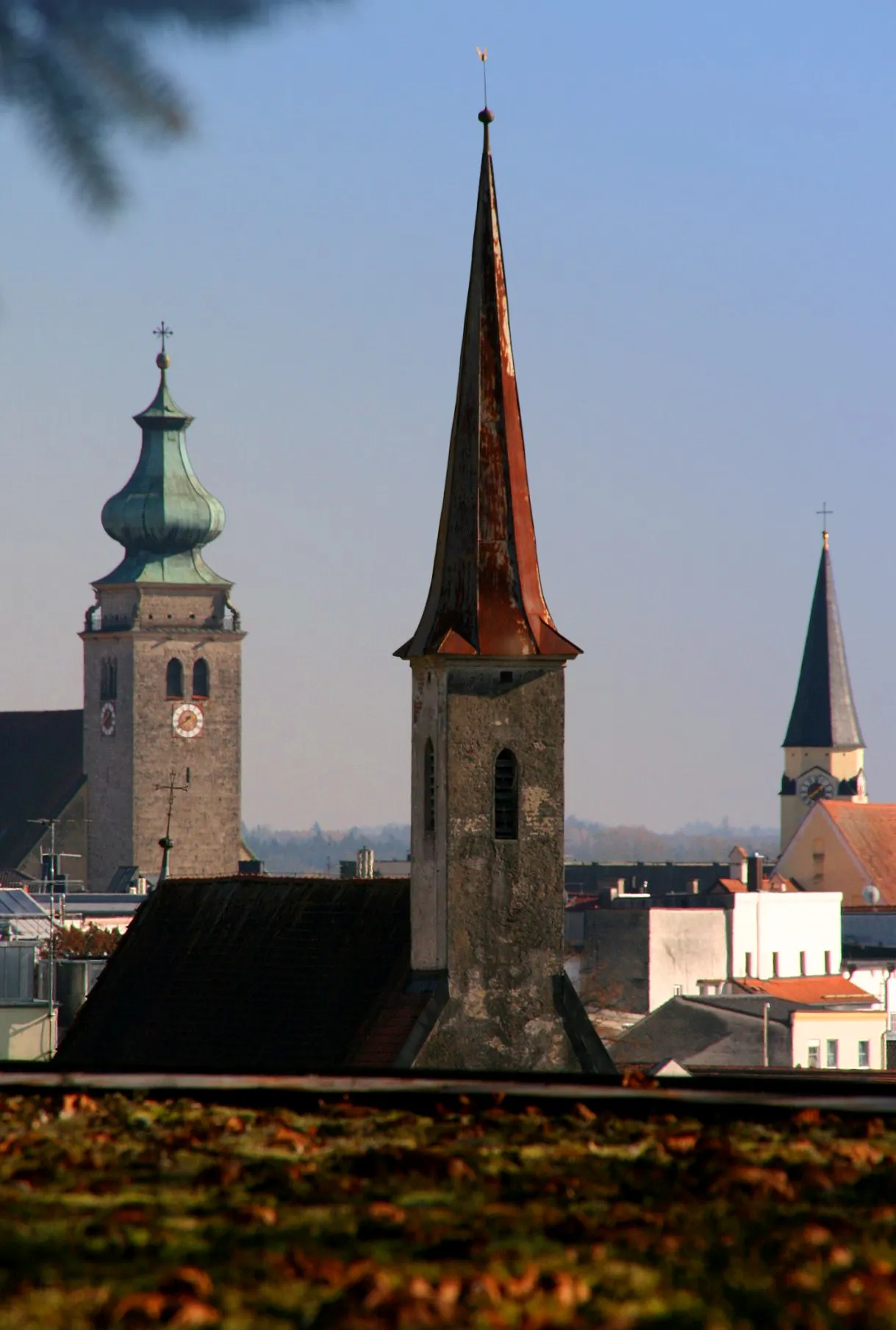 Photo showing: Die drei erhaltenen historischen Kirchen im Stadtzentrum von Mühldorf am Inn (Landkreis Mühldorf am Inn, Oberbayern). Links die Stadtpfarrkirche Sankt Nikolaus, mit romanischem Turm und barocker Spitze; im Vordergrund St. Katharina (in der Katharinen-Vorstand) mit Dachreiter; rechts die Frauenkirche mit historistischer Turmspitze. Die drei Gotteshäuser gehören zur katholischen Kirche.