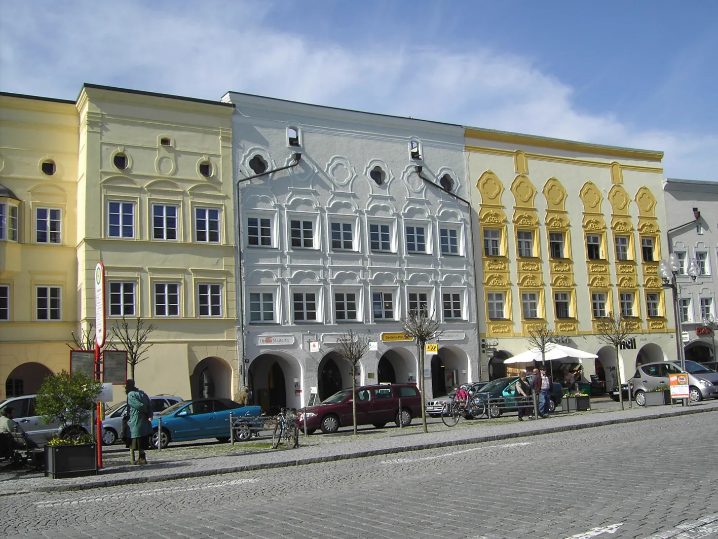 Photo showing: Mühldorf am Inn, houses Stadtplatz No. 48 (former administration building of the Amt Mühldorf, now land registry office), 46a and 46b (from left to right).