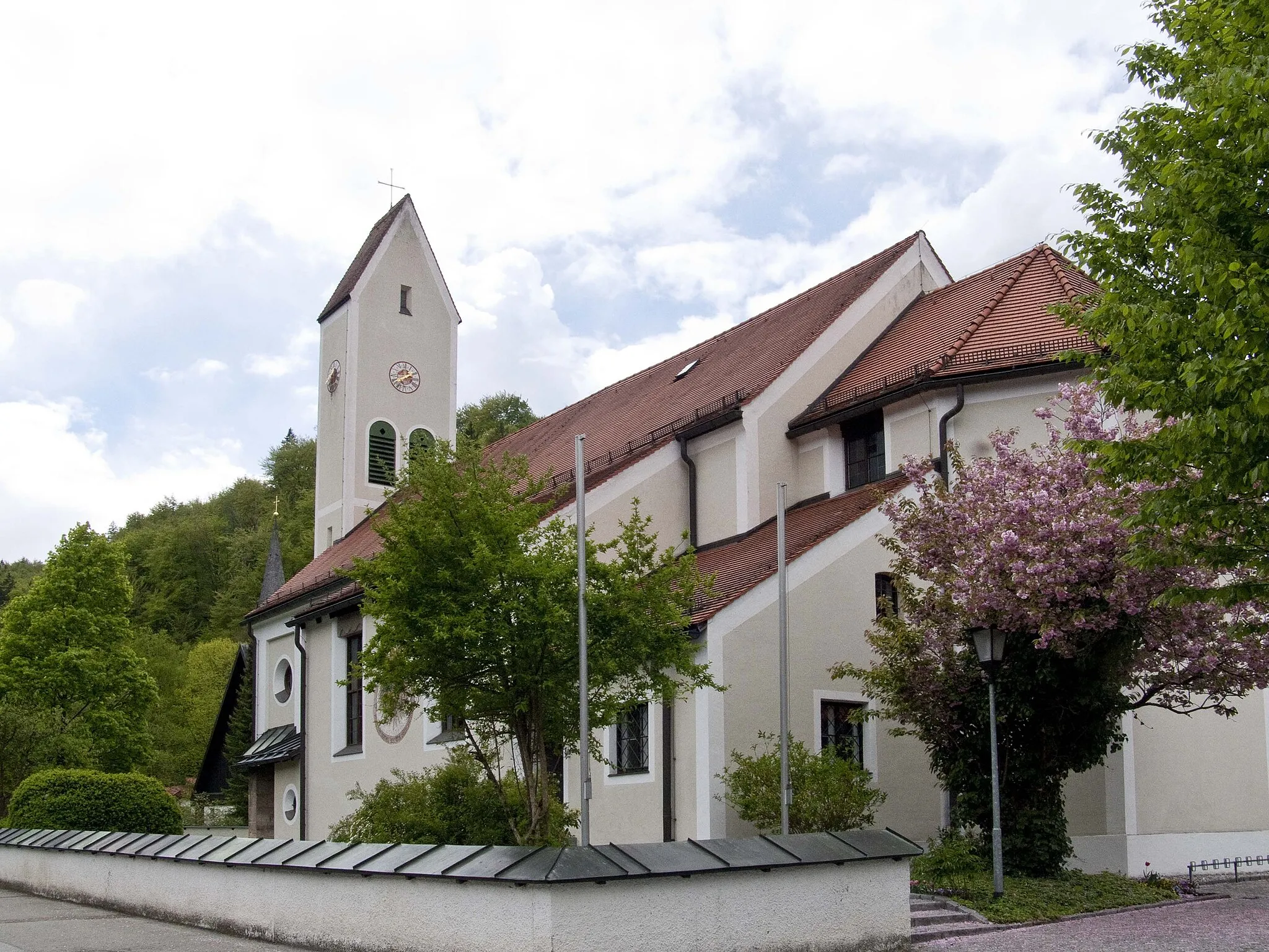 Photo showing: historisierender Saalbau mit offenem Dachstuhl und westlichem Sattelturm, 1868-73, 1938 umgestaltet und erweitert; mit Ausstattung