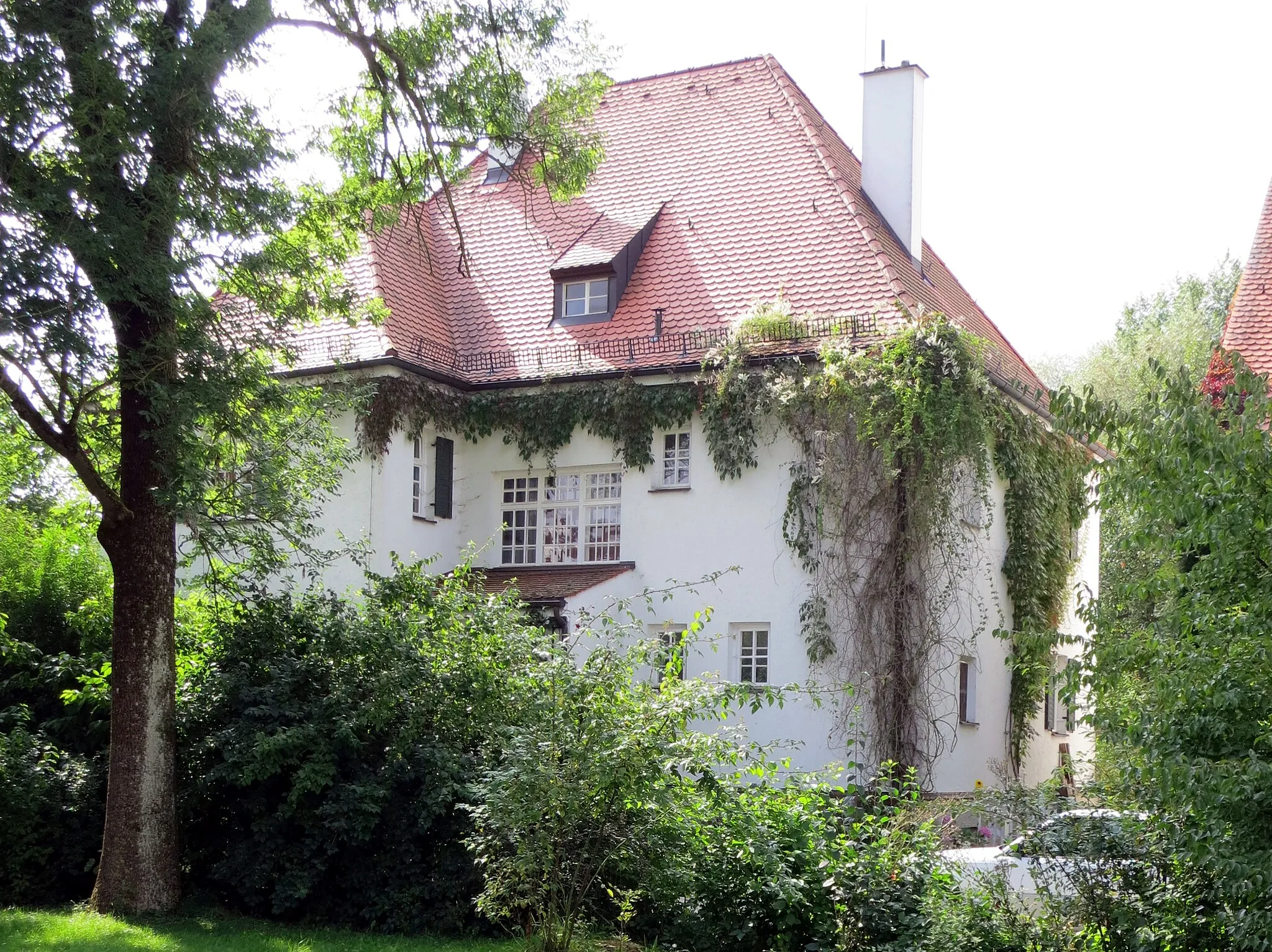 Photo showing: Pfarrhof in Pipinsried, drei Gebäude um gemeinsamen Hofraum angeordnet; Pfarrhof aus Ost