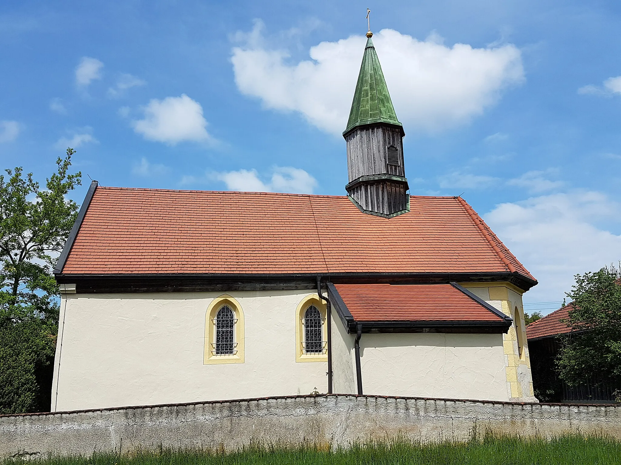 Photo showing: Geilertshausen (Egling), Filialkirche St. Andreas, frühgotisches Langhaus Anfang des 16. Jahrhundert umgestaltet, dabei erhielt die Kirche einen neuen Chor, neuerliche Umgestaltung 1609.