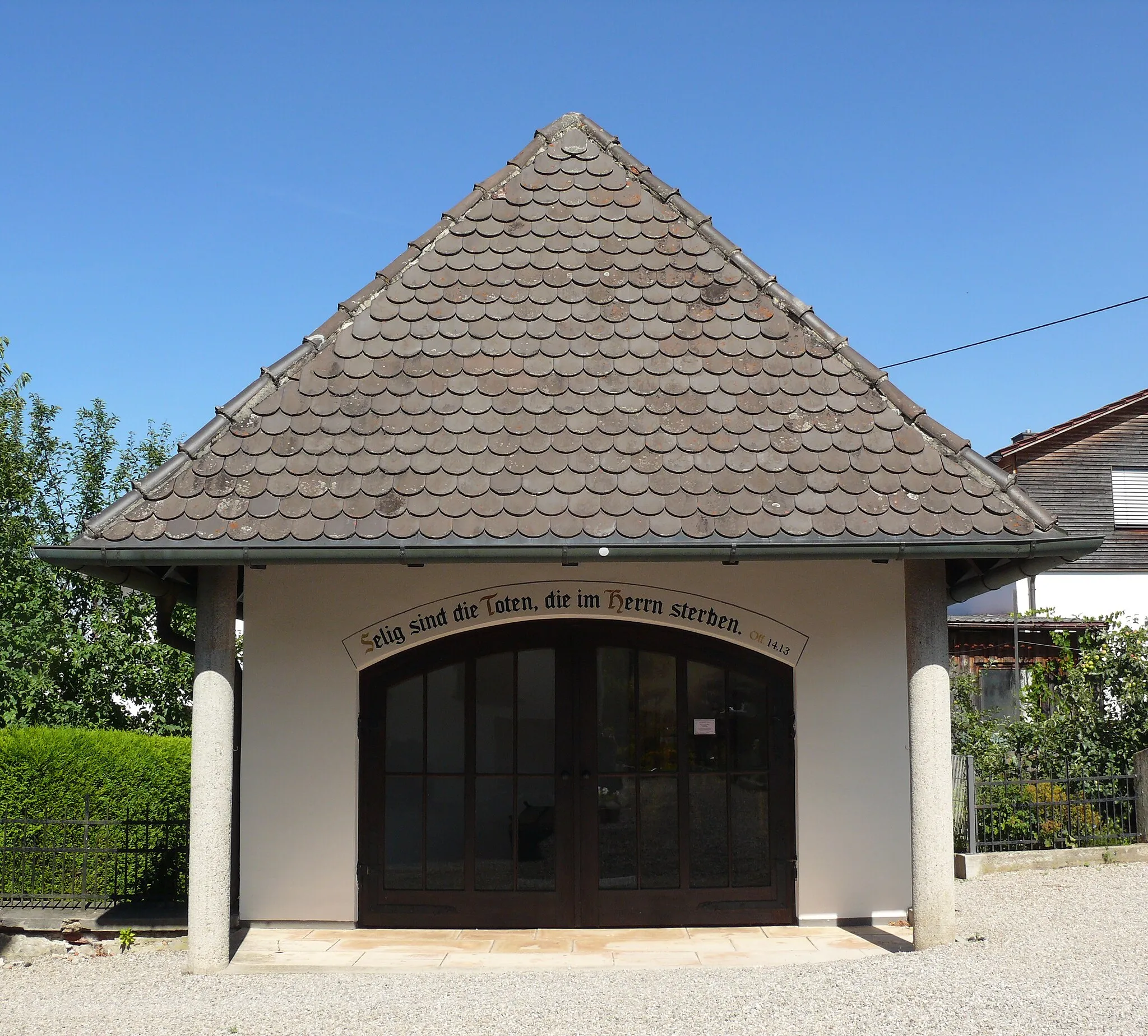 Photo showing: Friedhof bei der Kirche Mariä Verkündigung in Niederscheyern, Stadt Pfaffenhofen an der Ilm: Leichenhalle mit Bibelzitat (Offenbarung 14,13)