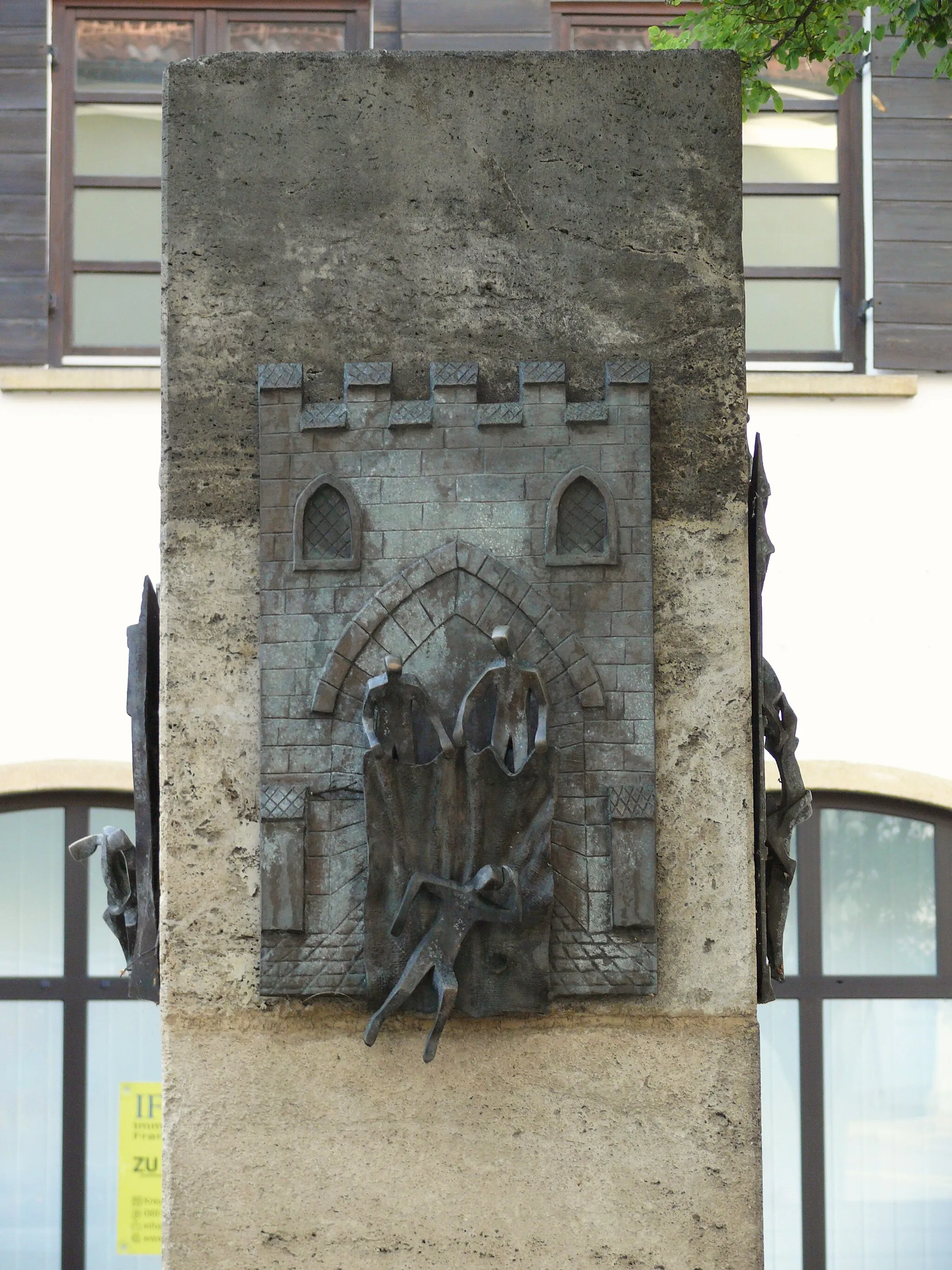 Photo showing: Weilheim, Ecke Schmiedstraße/Mittlerer Graben: Stückl-Brunnen (1986) des Bildhauers Kurt Speckbacher (1925–2018). Am Objekt sind leider – außer „kein Trinkwasser“ – keine hilfreichen Informationen angegeben. Zum Hintergrund der „Stückl“ und der vier Reliefdarstellungen siehe behelfsweise merkur.de und myheimat.de. Zum Künstler: merkur.de.