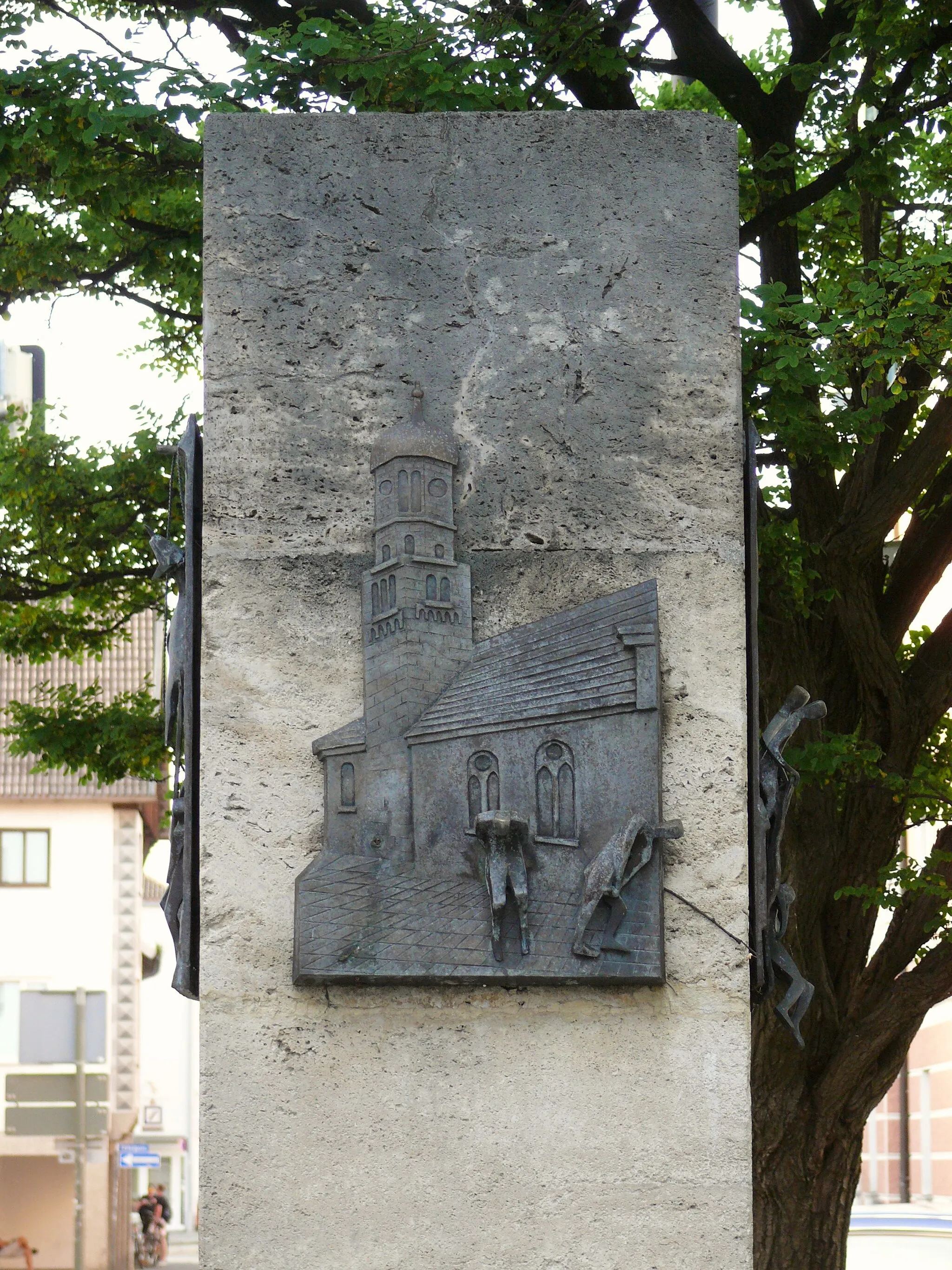 Photo showing: Weilheim, Ecke Schmiedstraße/Mittlerer Graben: Stückl-Brunnen (1986) des Bildhauers Kurt Speckbacher (1925–2018). Am Objekt sind leider – außer „kein Trinkwasser“ – keine hilfreichen Informationen angegeben. Zum Hintergrund der „Stückl“ und der vier Reliefdarstellungen siehe behelfsweise merkur.de und myheimat.de. Zum Künstler: merkur.de.