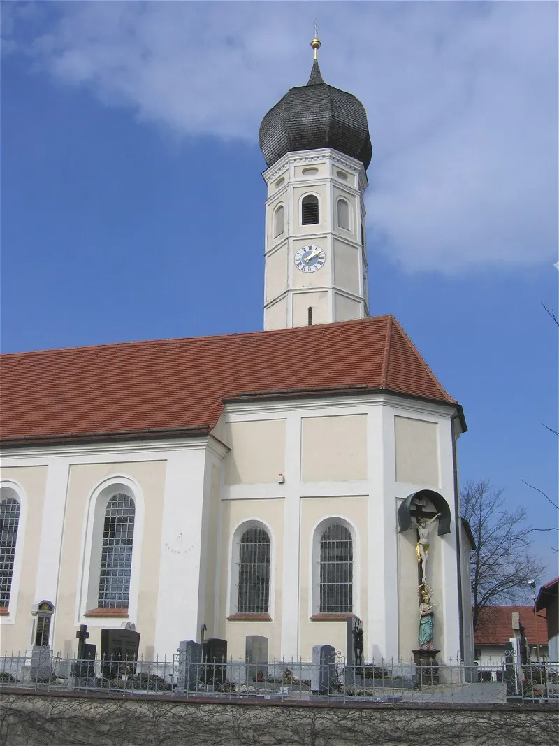 Photo showing: Oberpframmern, choir and bell tower of St Andrew's Parish Church from south (Glonner Straße).