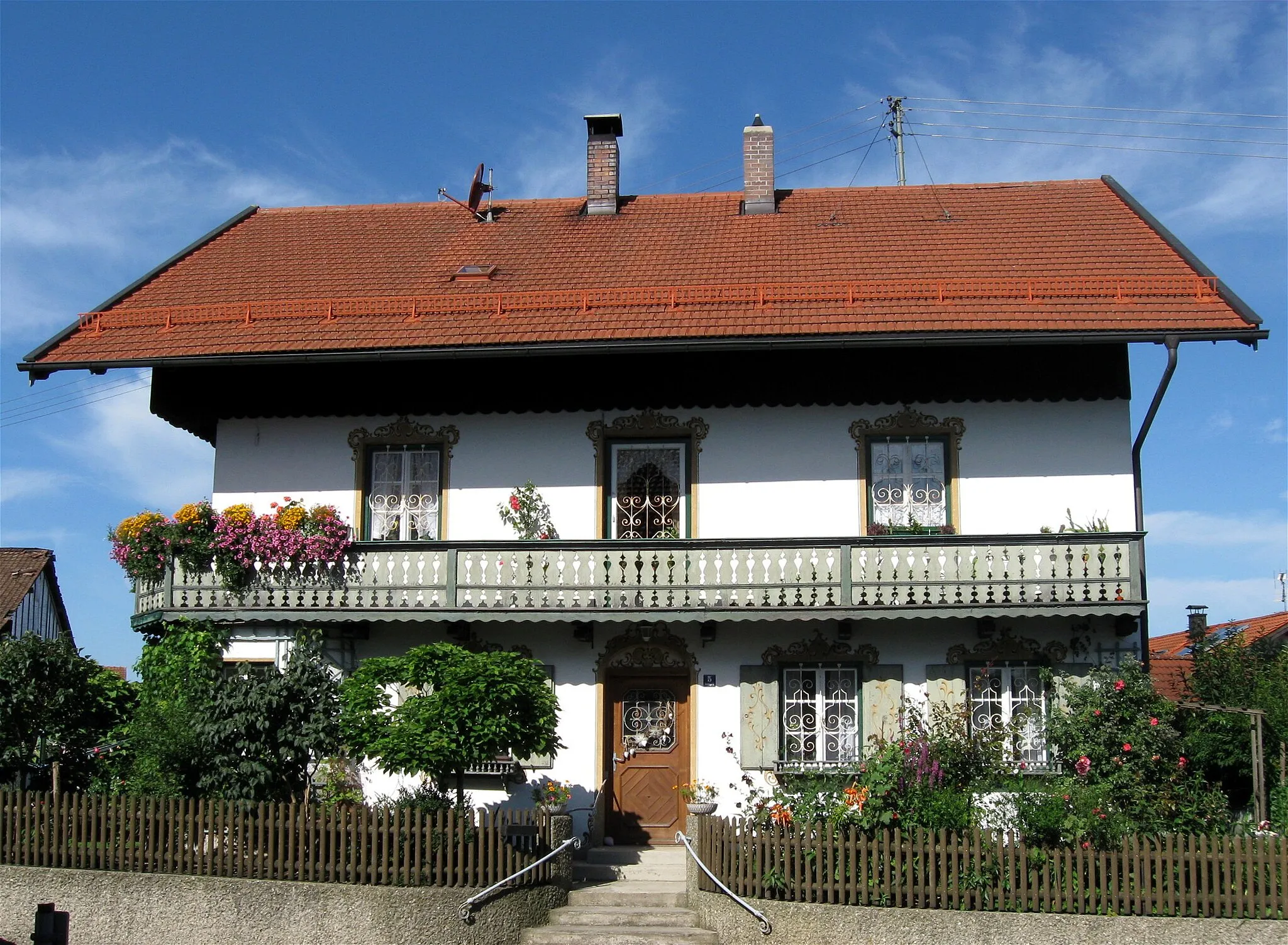 Photo showing: Zornedinger Straße 5. Landhaus, zweigeschossig, Satteldach, mit Fresken im Heimatstil, wohl um 1920.