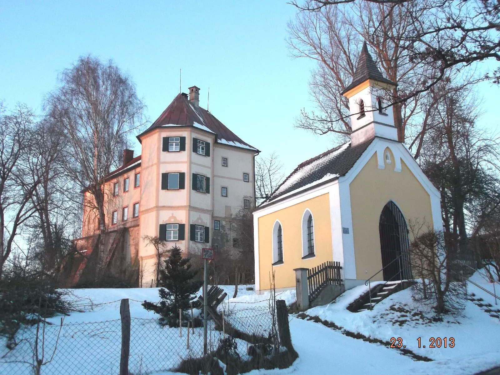 Photo showing: Schloss Eisenhofen in Hof mit Marienkapelle