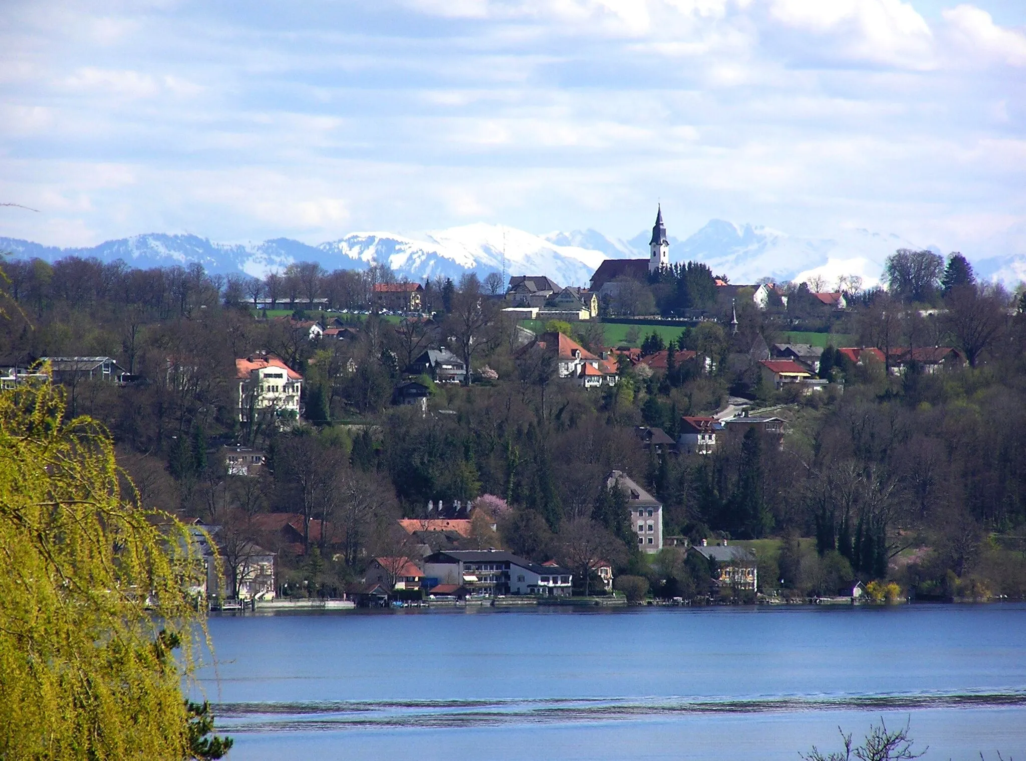 Photo showing: Berg am Starnberger See mit der auf dem Gipfel des Moränenhügels gelegenen Pfarr- und Wallfahrtskirche St. Mariä Himmelfahrt im Ortsteil Aufkirchen.