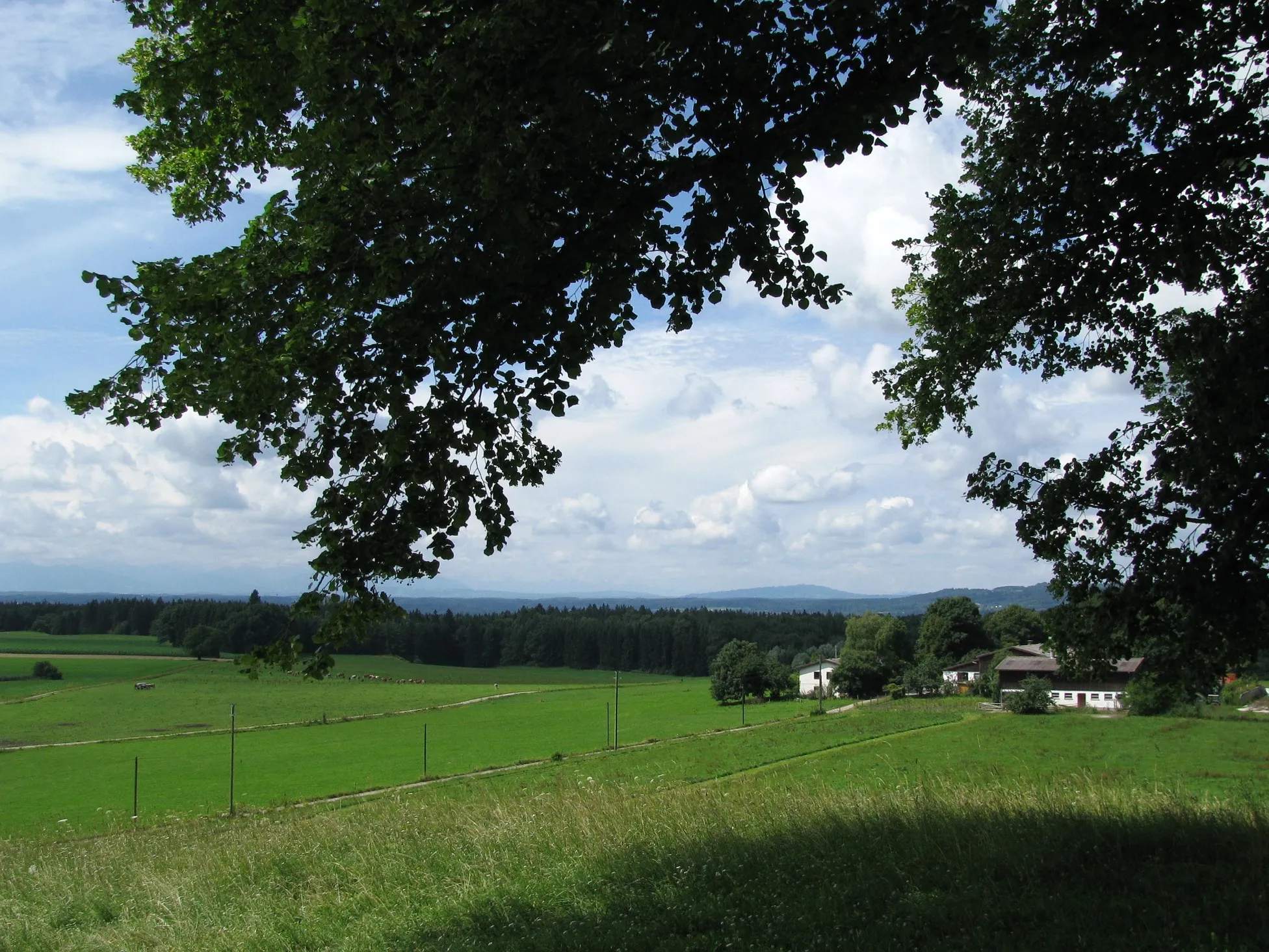 Photo showing: Ausblick von der Kapelle St. Koloman in Weipertshausen nach Südwesten; etwas rechts der Mitte der Hohenpeissenberg