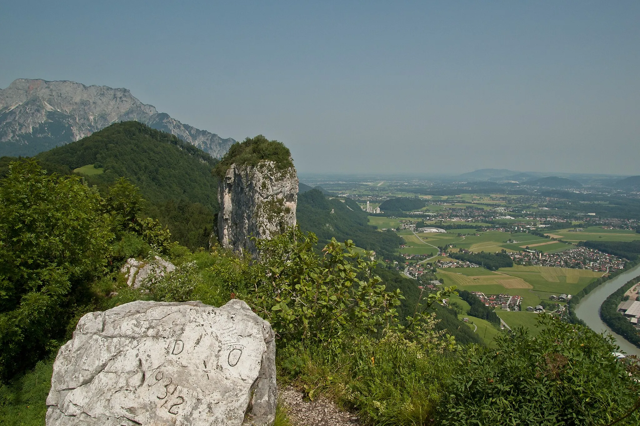 Photo showing: Das Grenzzeichen 93/2 zwischen Deutschland und Österreich auf dem kleinen Barmstein. Links das Berchtesgadener Land, rechts Blick ins Salzburger Land. Im Hintergrund das Untersbergmassiv