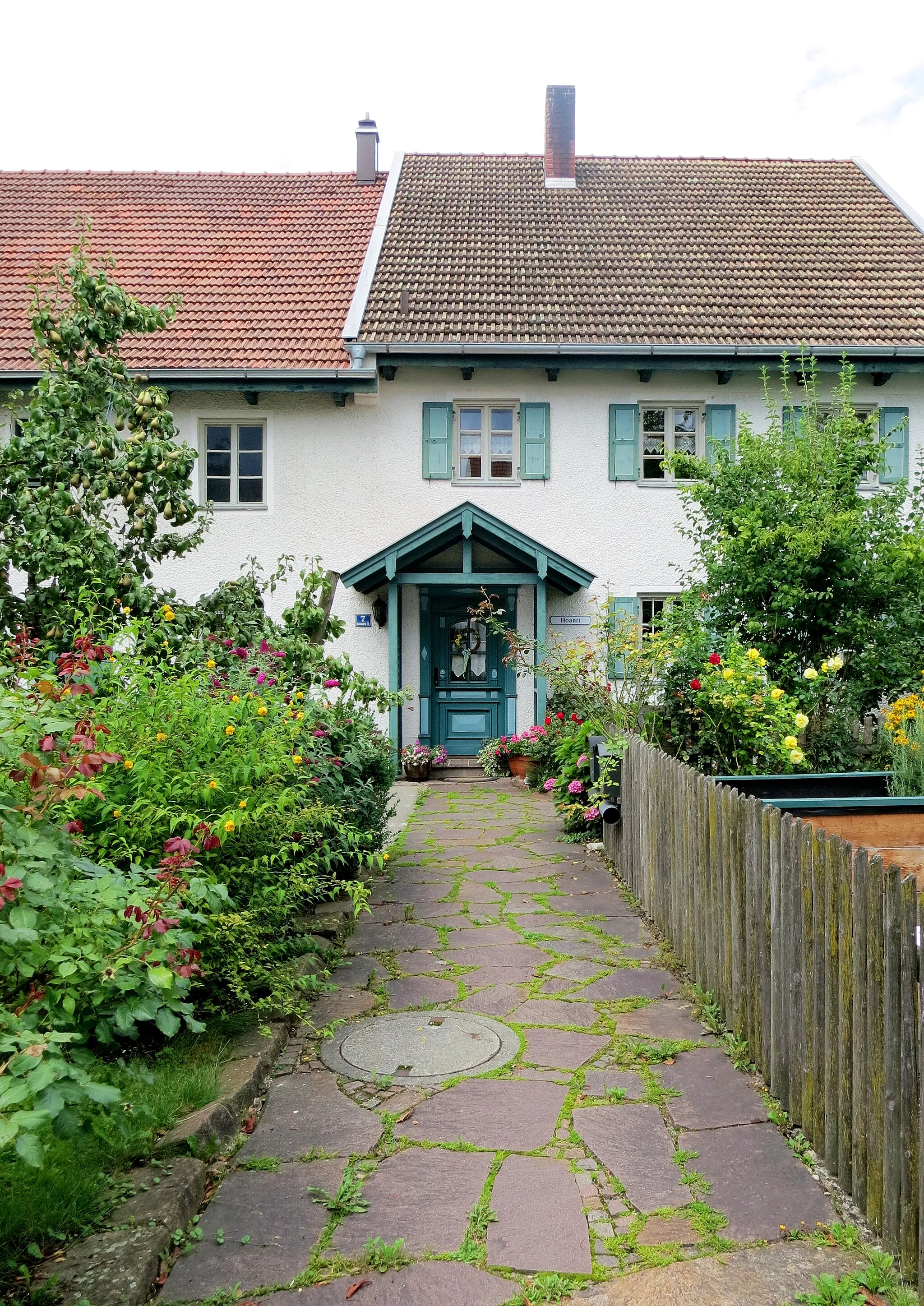 Photo showing: Ehemaliges Bauernhaus Mammendorfer Straße 7 in Jesenwang - Zugangsweg mit Vorgarten und Türe