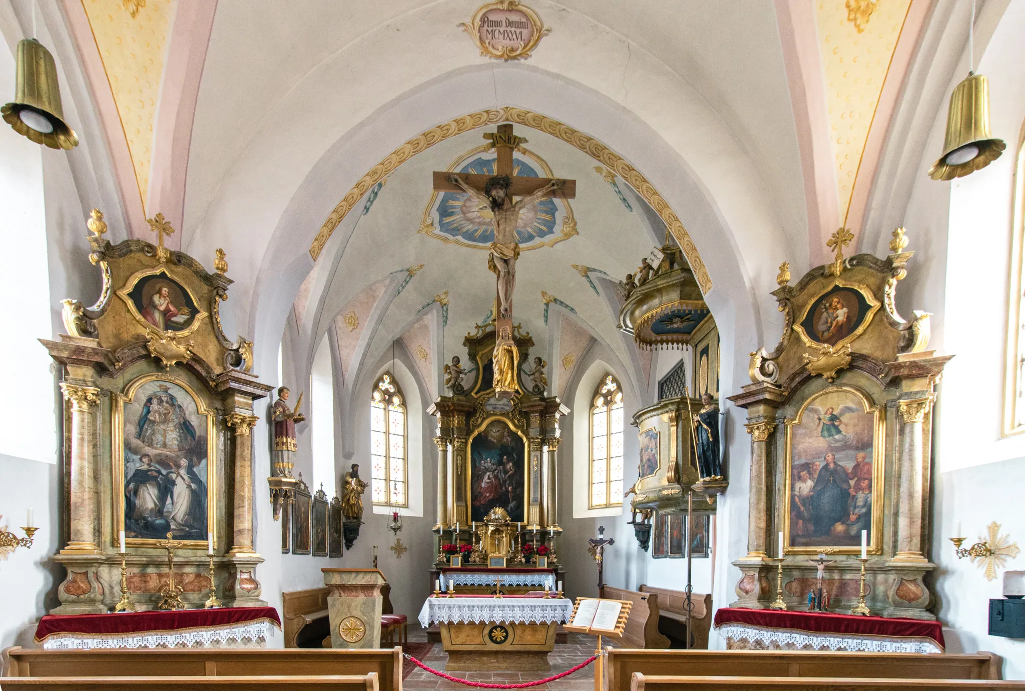 Photo showing: Kirche St. Johannes Baptist Tittmoning Weilham - Altarraum Frontalaufnahme