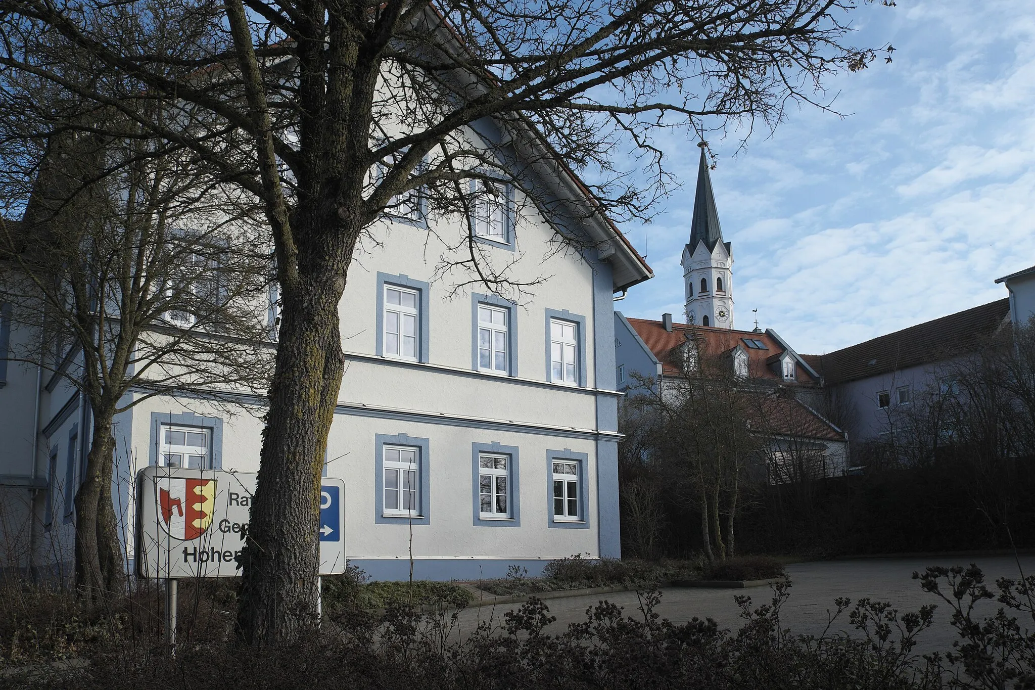 Photo showing: Katholische Pfarrkirche St. Johannes Evangelist in Hohenkammer im Landkreis Freising (Bayern/Deutschland), im Vordergrund Rathaus