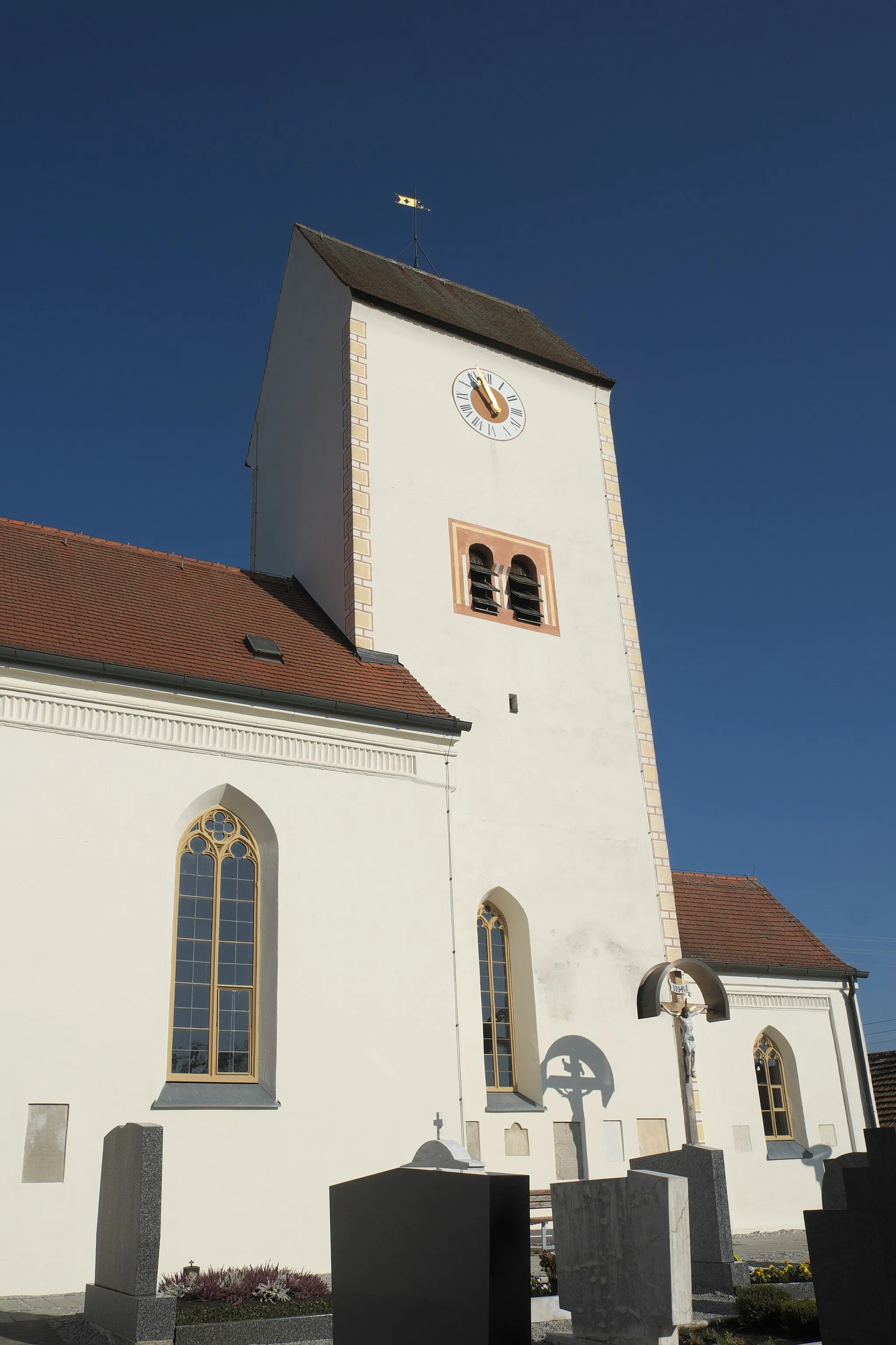 Photo showing: Katholische Pfarrkirche St. Georg in Großinzemoos (Röhrmoos) im Landkreis Dachau (Bayern/Deutschland), Chorturm mit spätromanischem Unterbau