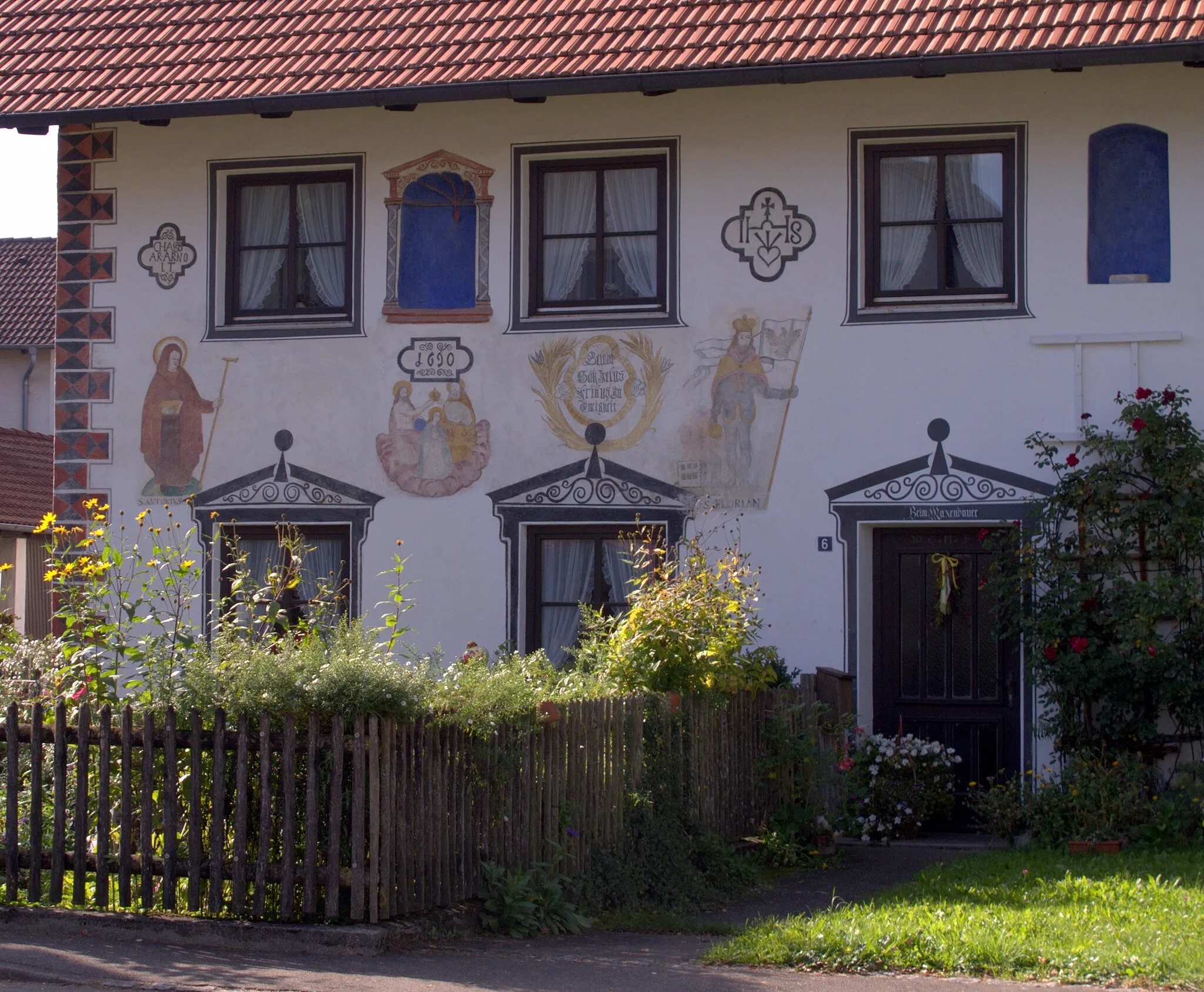 Photo showing: Wandmalereien an der Ostseite