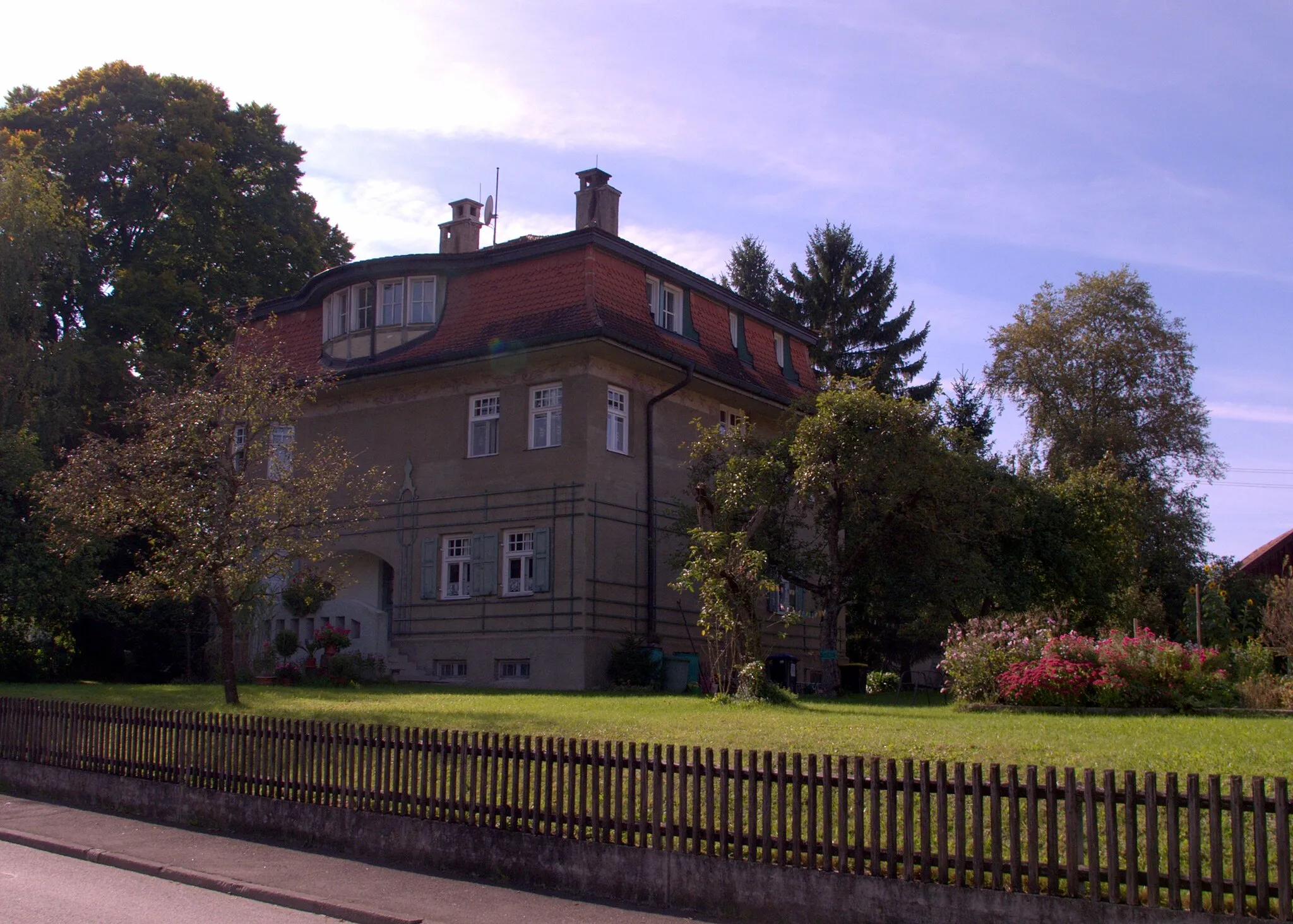 Photo showing: zweigeschossiger Putzbau mit weit überstehendem Mansard-Walmdach und gemaltem Fries, Jugendstil, von Kurt Hertel, 1906/07