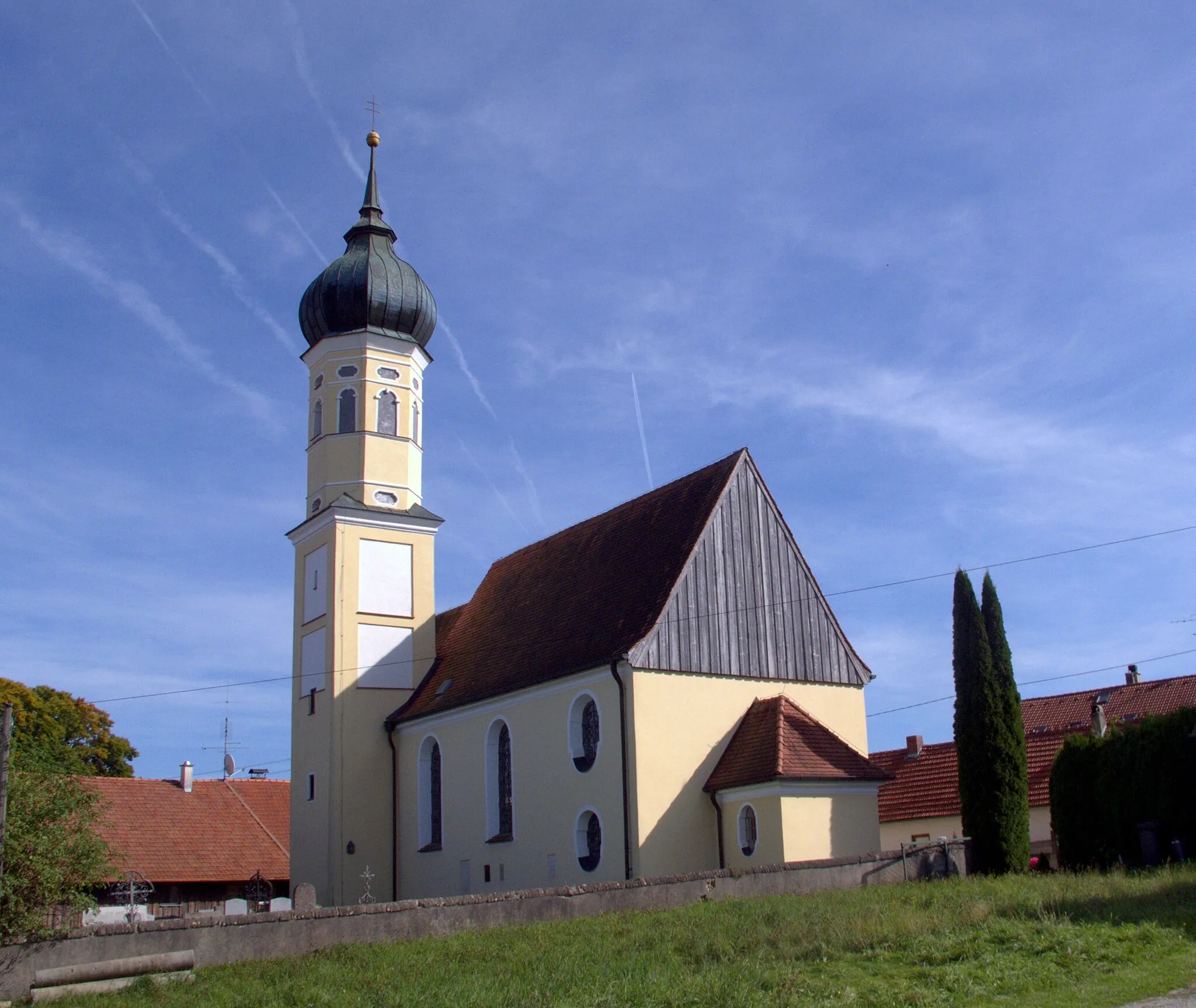 Photo showing: Saalbau mit eingezogenem Chor und Chorflankenturm, im Kern spätgotisch, Dachstuhl und Verlängerung 1721, Barockisierung des Turms 1730; mit Ausstattung;
Friedhofsmauer auf der Nord-, Süd-, und Westseite, mit halbrunden Ziegeln gedeckt, 17./18. Jahrhundert