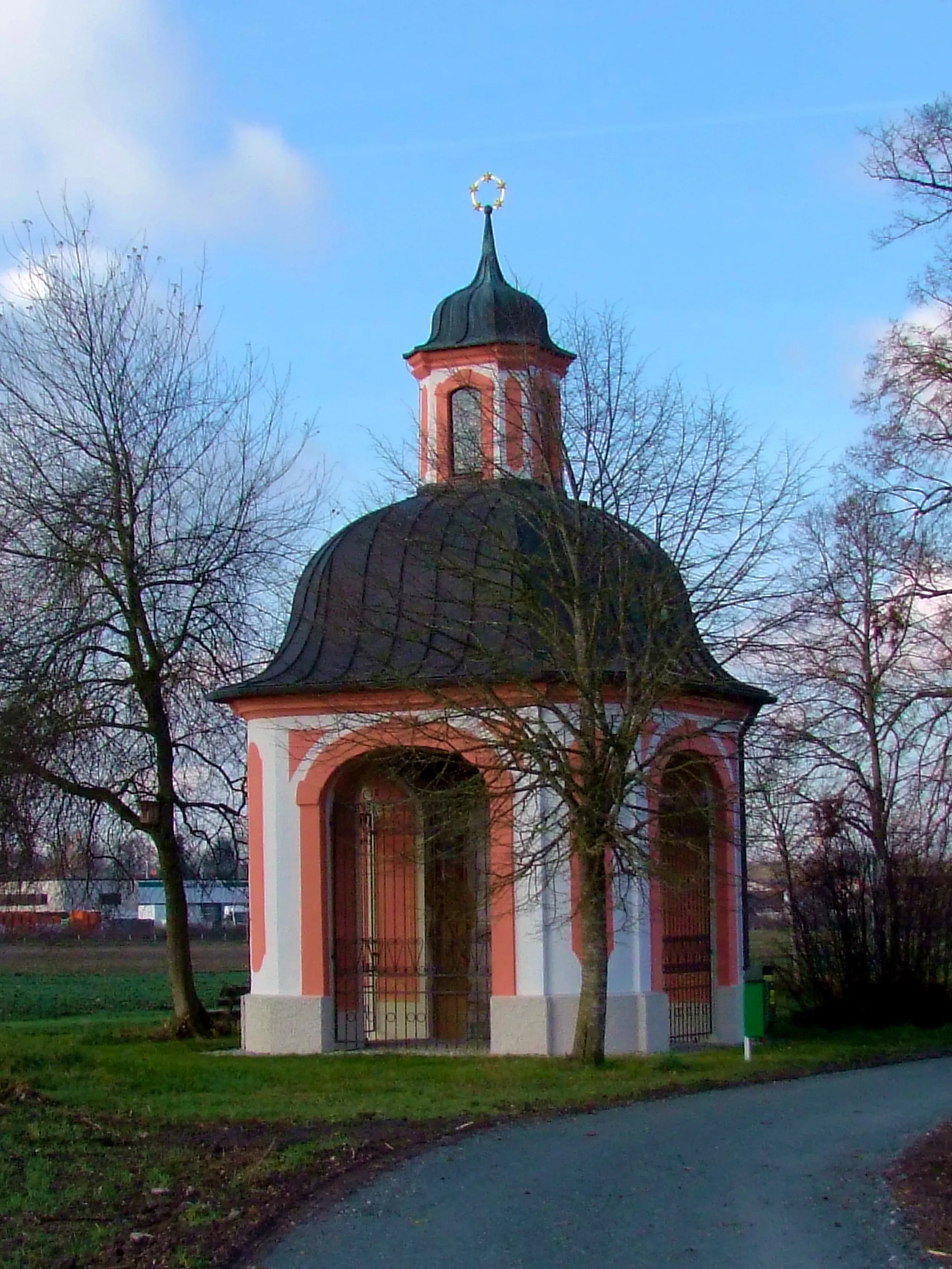 Photo showing: Johann Nepomuk Kapelle,  erbaut 1738, in Anning, Stadt Traunreut, am Ende einer ca. 700m langen Allee vom Schloß Stein an der Traun in südöstlicher Richtung