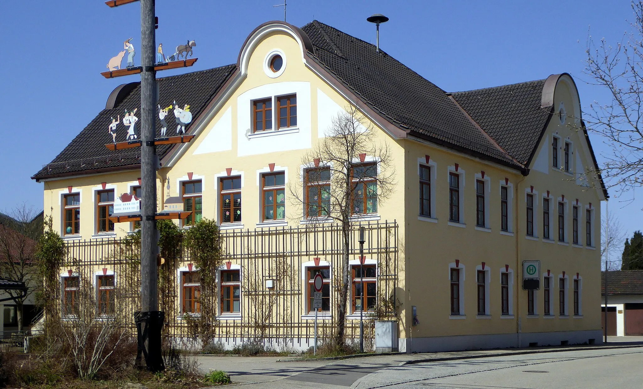 Photo showing: Traunwalchen (Traunreut), Carl-Orff-Schule von Ostsüdosten gesehen.