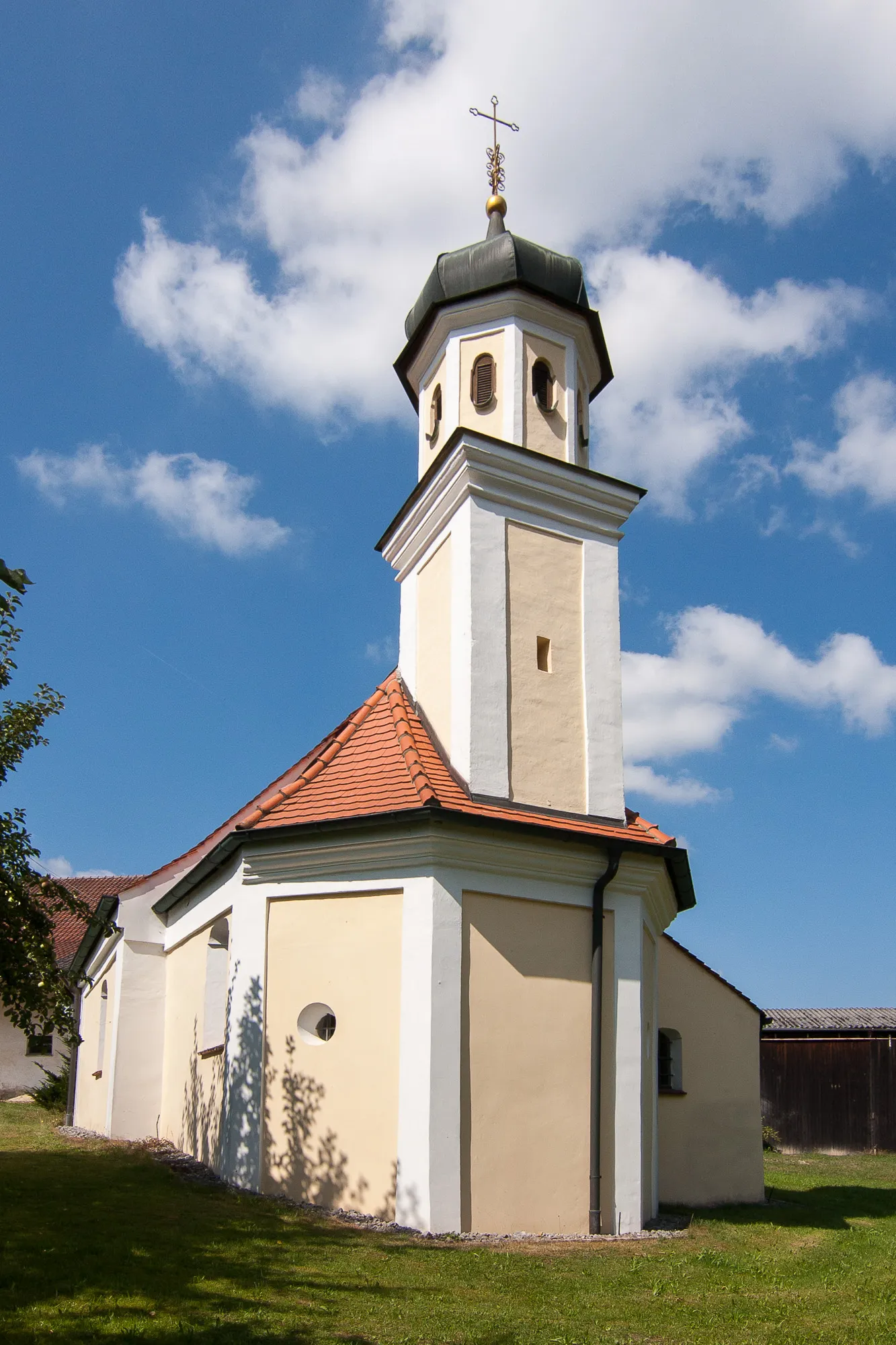 Photo showing: Kath. Filialkirche St. Peter und Paul; 17. Jahrhundert, Umgestaltung 19. Jahrhundert; mit Ausstattung.