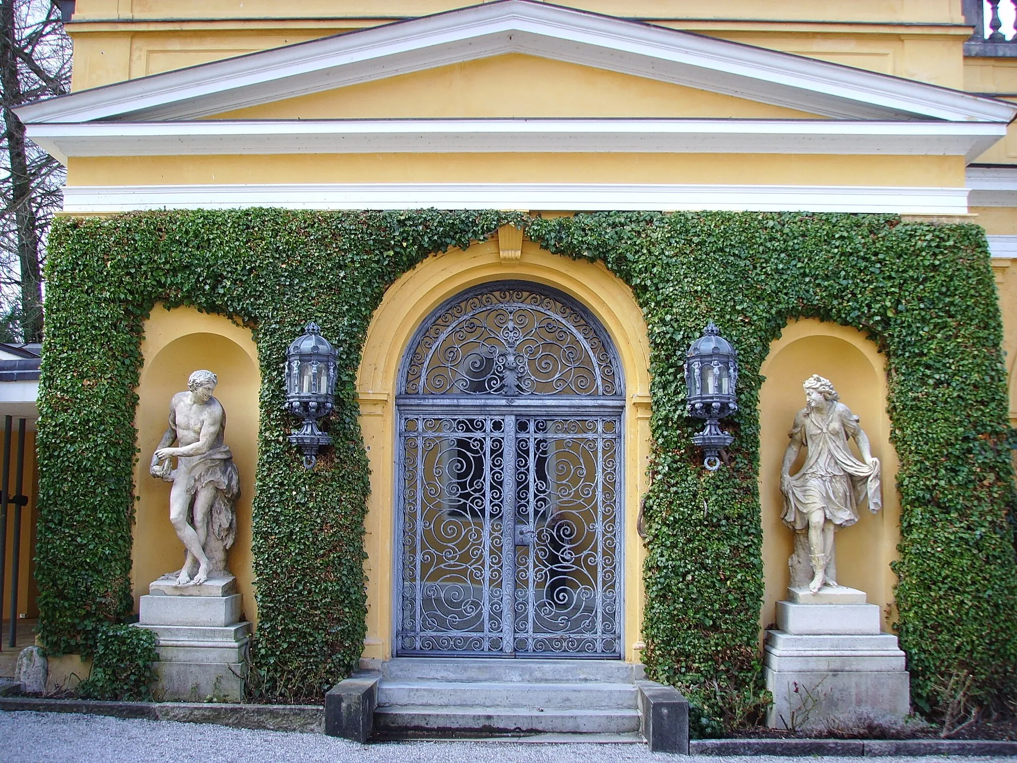Photo showing: Schloss Tutzing, Sitz der Evangelischen Akademie. Innerer Hof, Eingang zu einem der Seitengebäude