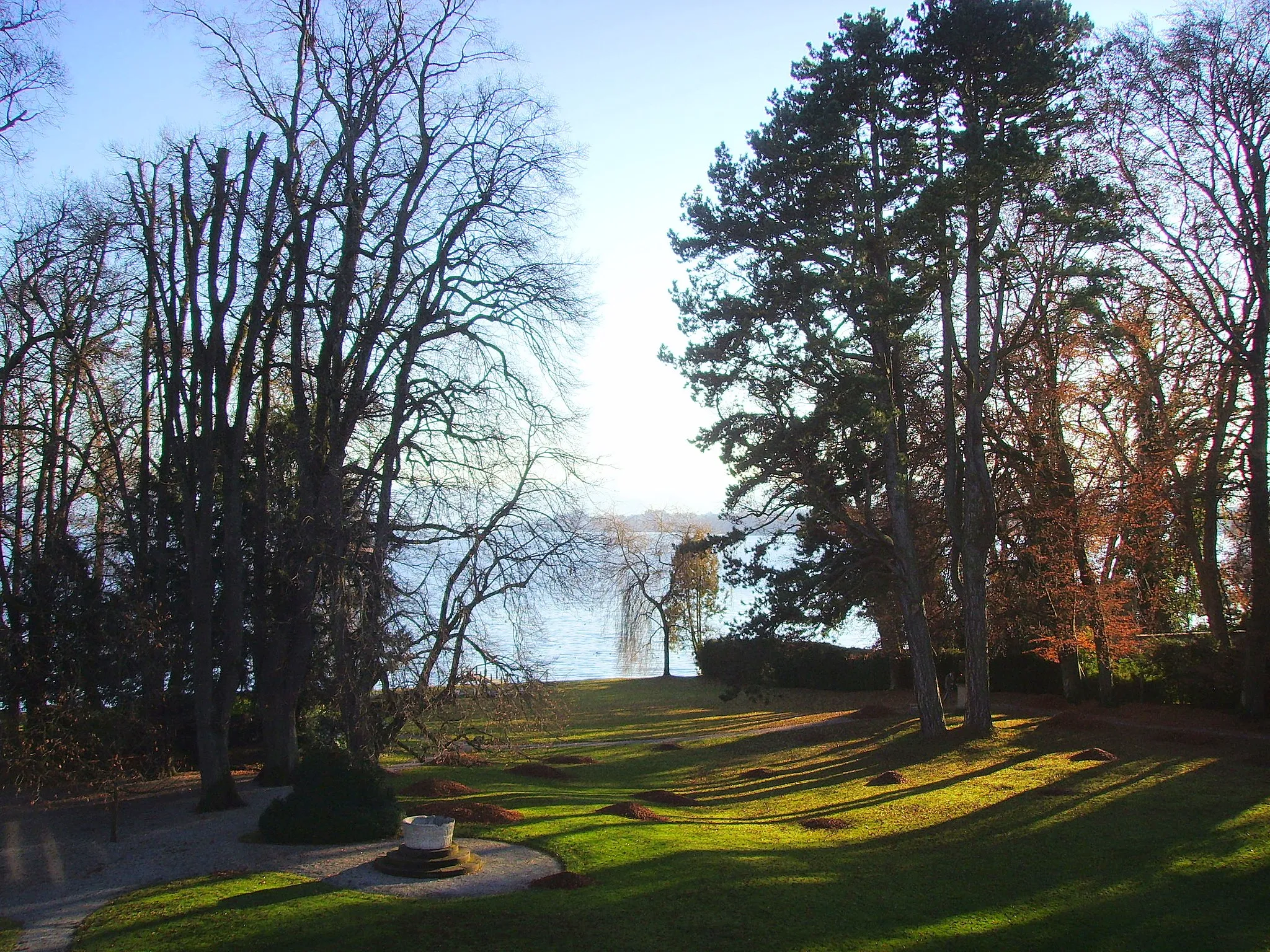 Photo showing: Schloss Tutzing, Sitz der Evangelischen Akademie. Schlosspark, Blick über den Starnberger See im Spätherbst