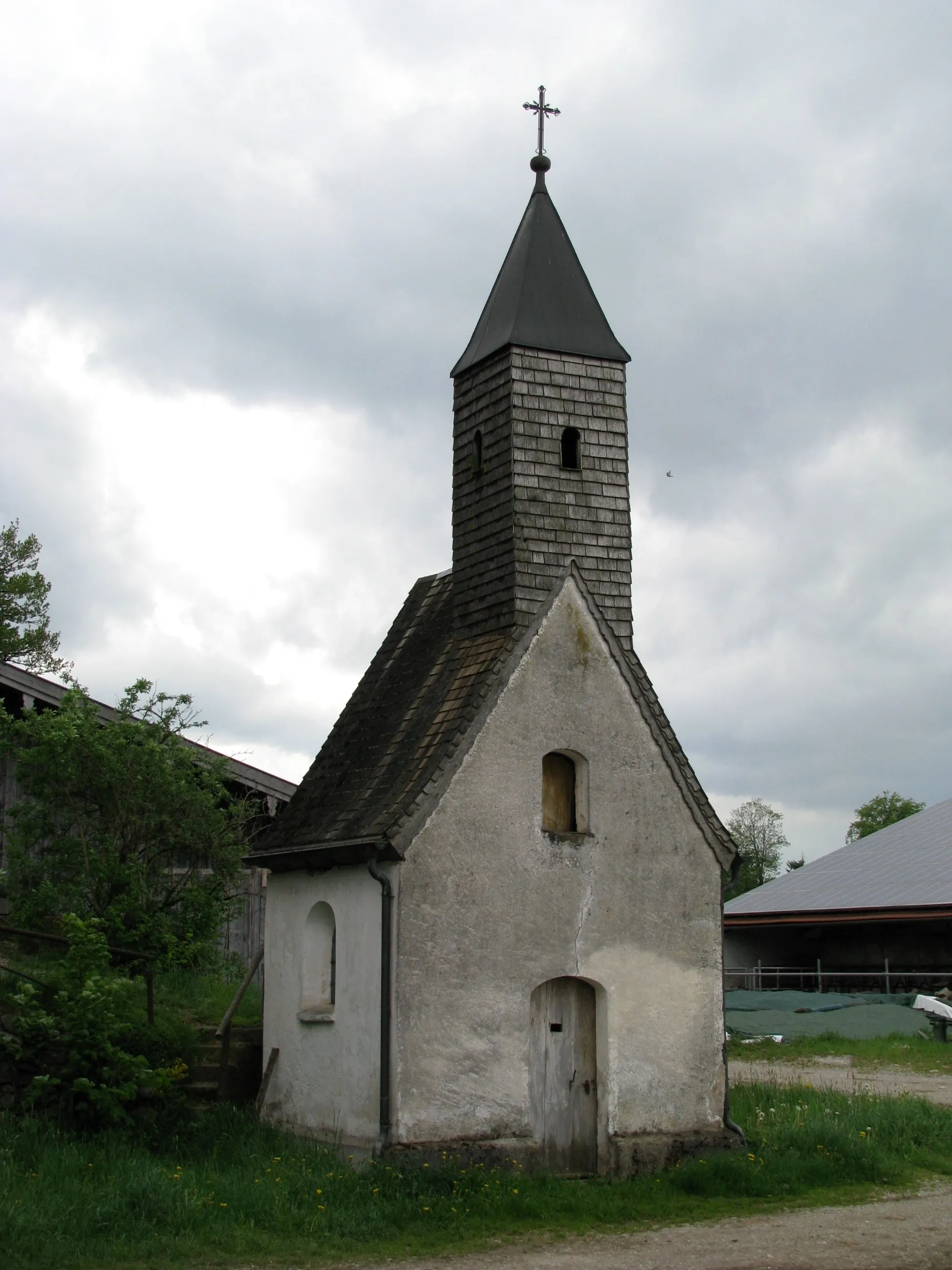 Photo showing: Tattenkofen; Weilerkapelle zur Hl. Kümmernis, Steildachbau mit verschindeltem Zeltdachreiter, 17. Jh.