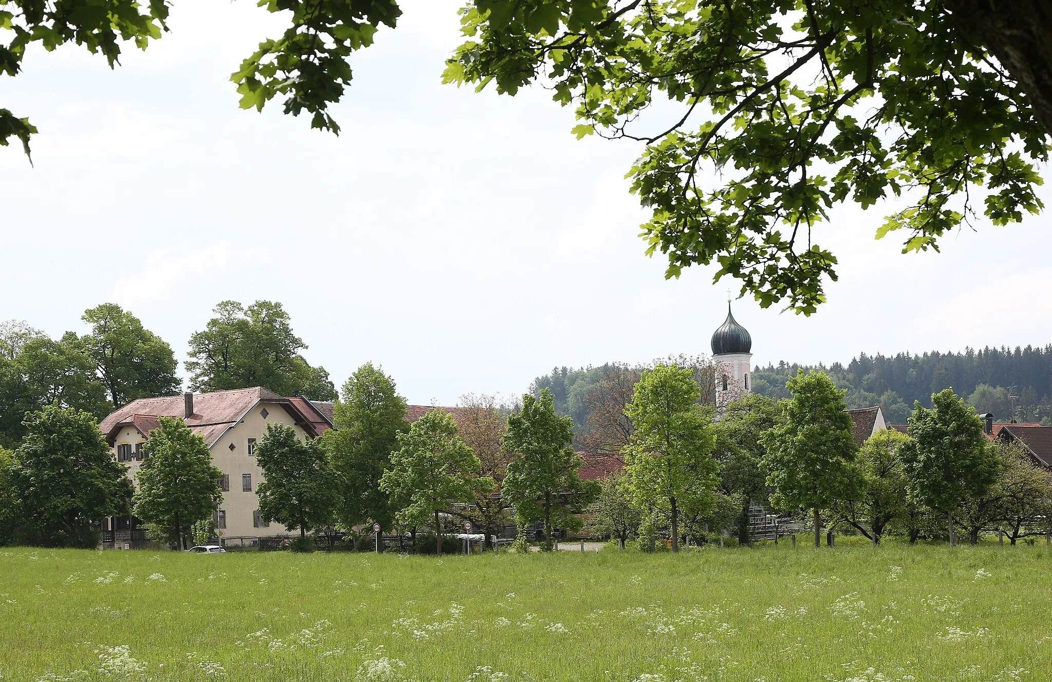 Photo showing: Deutenhausen ist ein Dorf im bayerischen Landkreis Weilheim-Schongau und als Ortsteil eingemeindet nach Weilheim in Oberbayern. Im Dorfkern steht die Kirche St. Johannes der Täufer