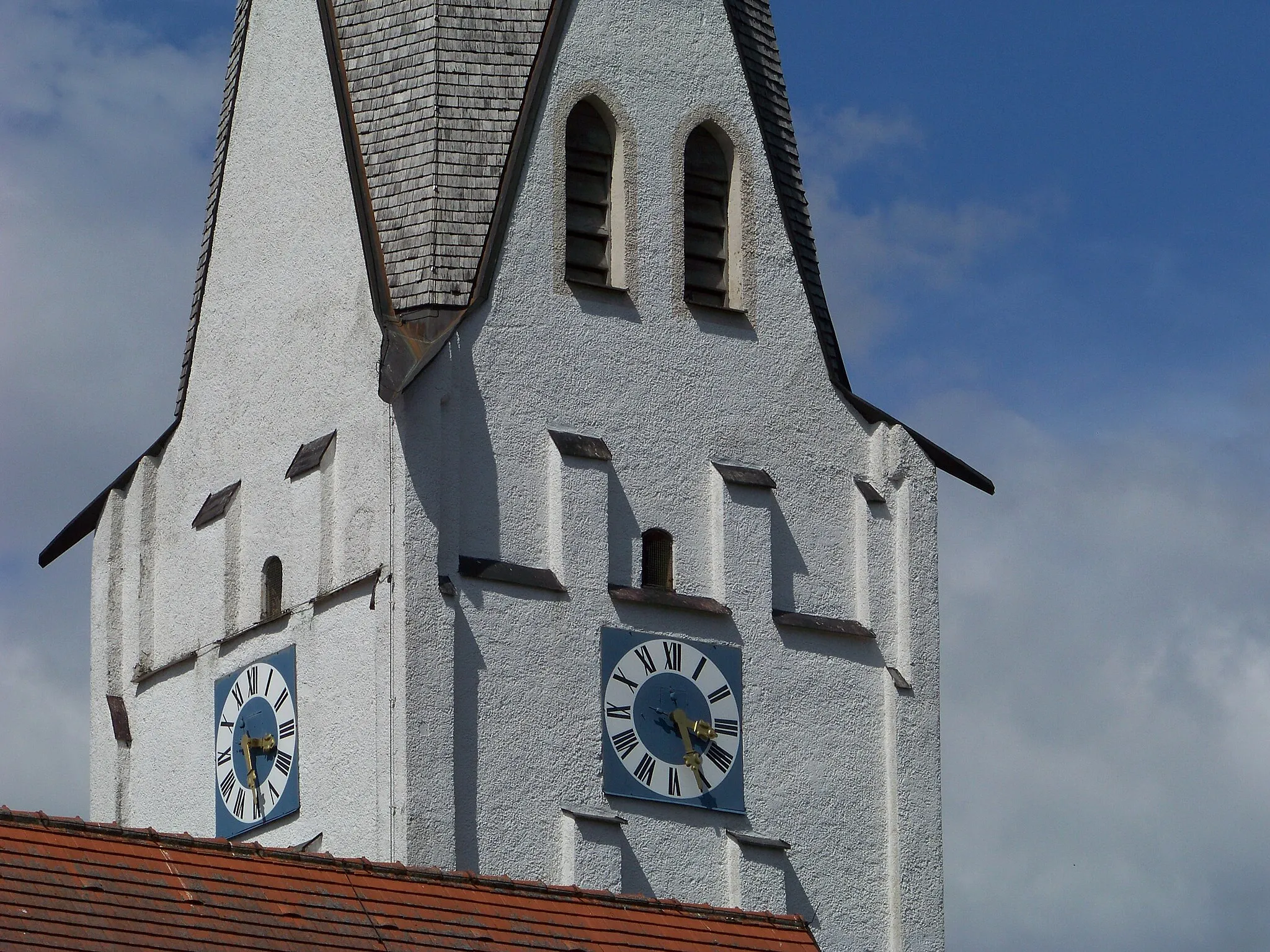 Photo showing: Rottenburg an der Laaber. Inkofen, Haus Nr. 117. Katholische Pfarrkirche Mariä Reinigung mit Kapelle. Saalkirche aus der zweiten Hälfte 15. Jahrhunderts. Barocker Ausbau in der Mitte des 17. Jahrhunderts. 
Der nördliche Chorfankenturm erhebt sich in fünf ungleich hohen Geschossen, von denen die oberen vier reich mit Spitzbogenblenden belebt sind. Die obersten Blenden sind unvollständig erhalten. Hoher schindelgedeckter Spitzhelm über vier Steilgiebeln mit spitzbogigen Schallfenstern